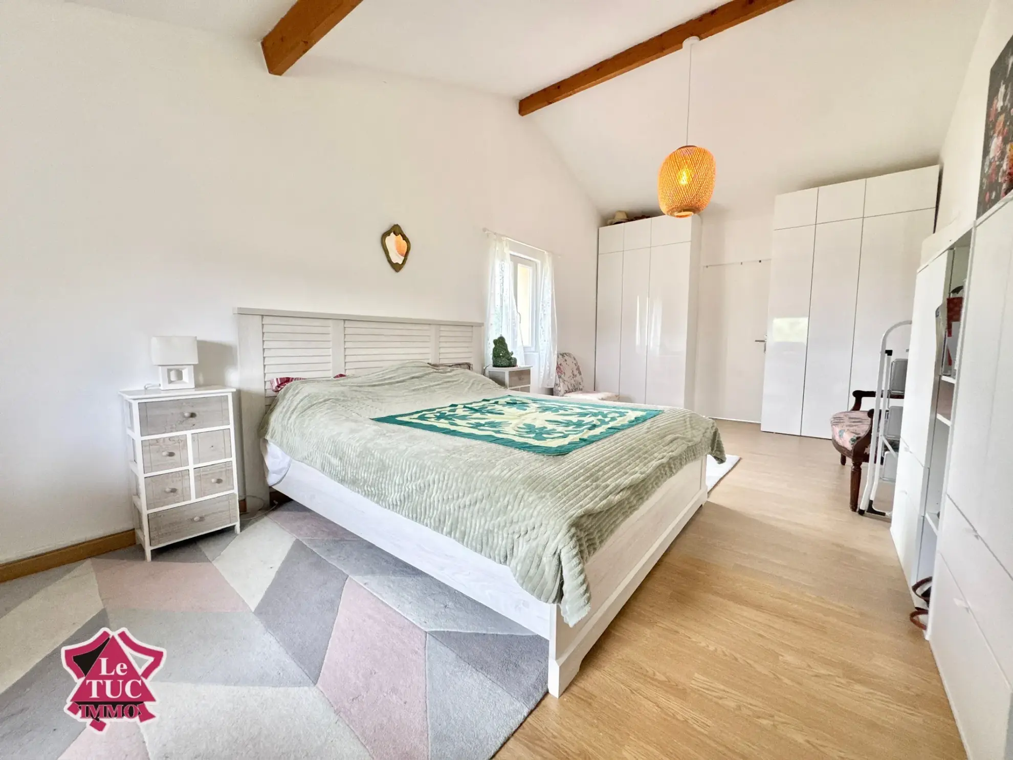 Maison familiale 4 chambres avec garage et jardin à Ledat 