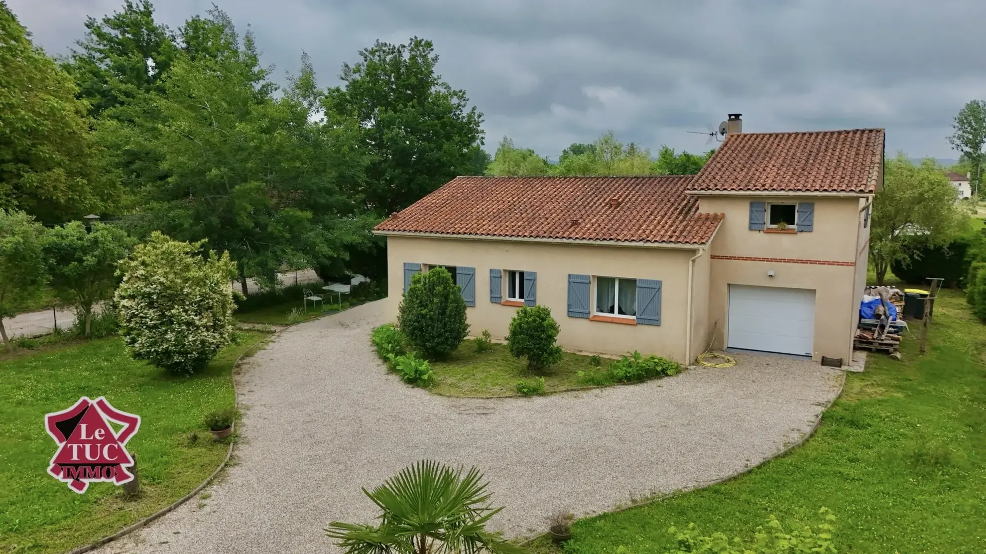 Maison familiale 4 chambres avec garage et jardin à Ledat 