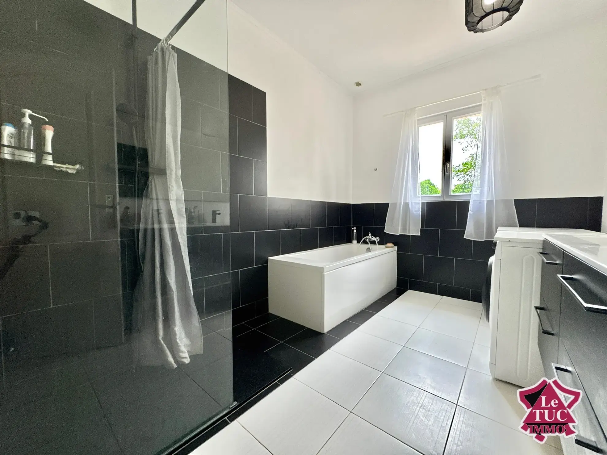 Maison familiale 4 chambres avec garage et jardin à Ledat 