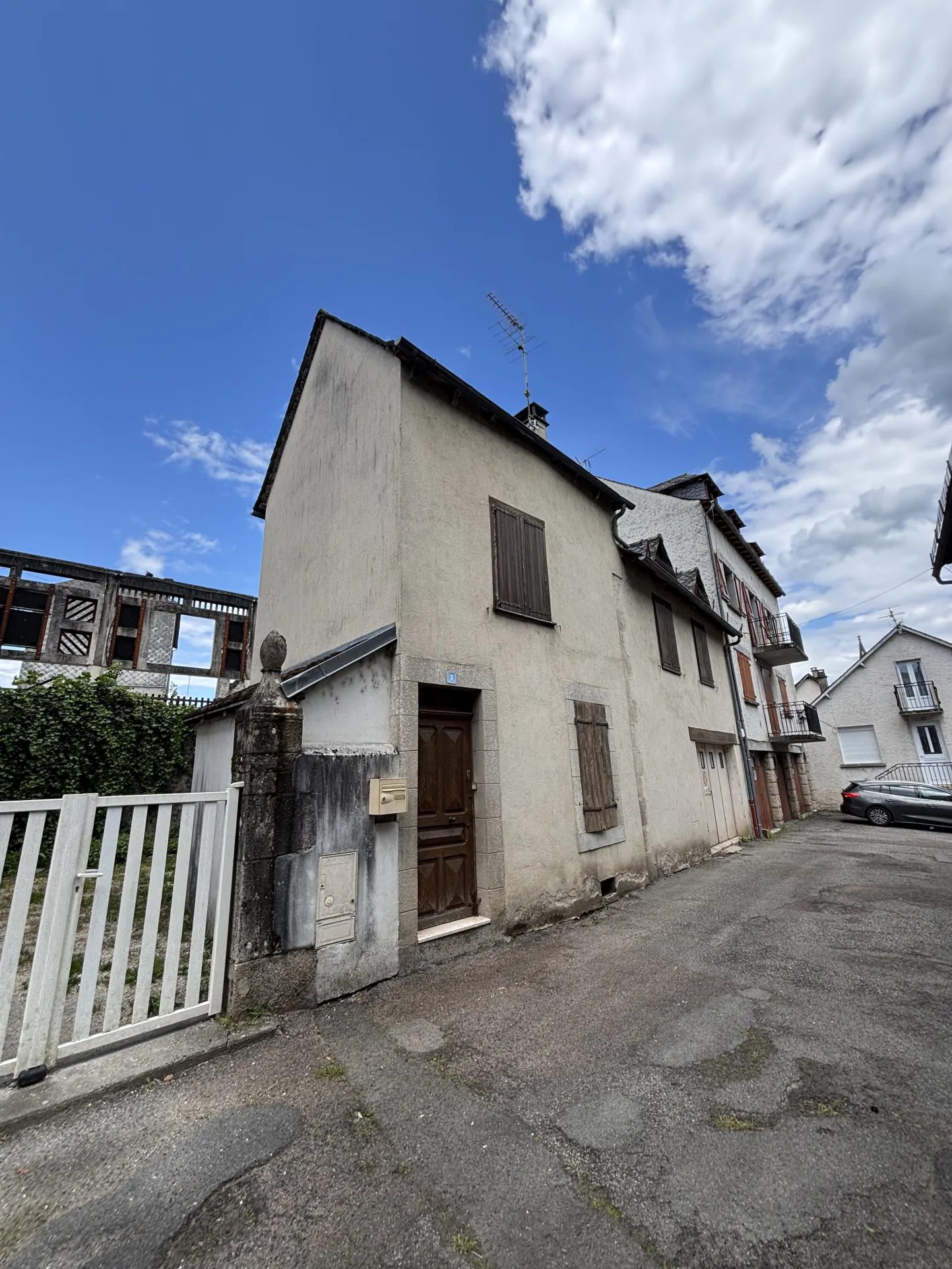 Maison de ville à vendre à Argentat-sur-Dordogne avec garage et vue centrale