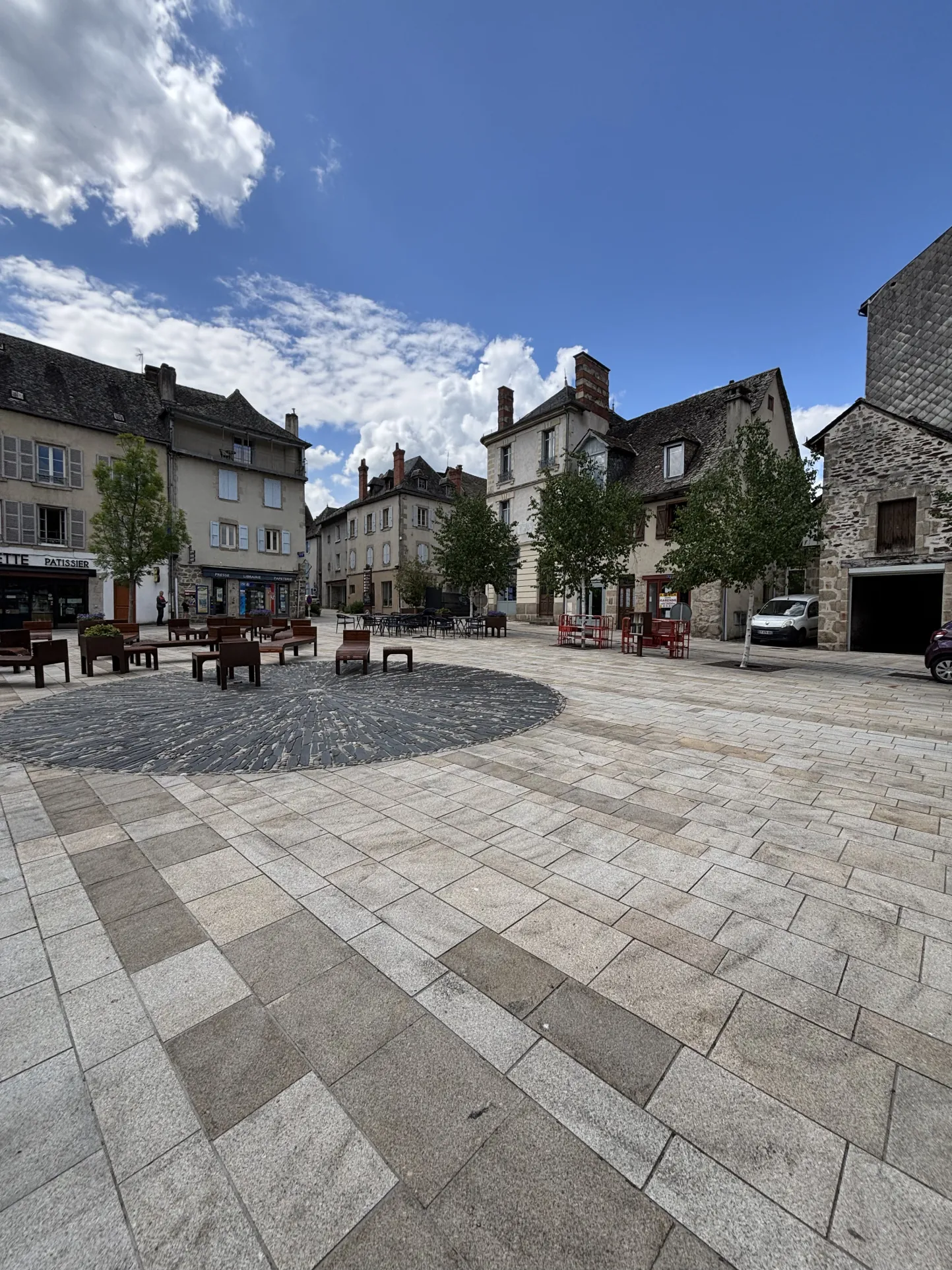 Maison de ville à vendre à Argentat-sur-Dordogne avec garage et vue centrale 