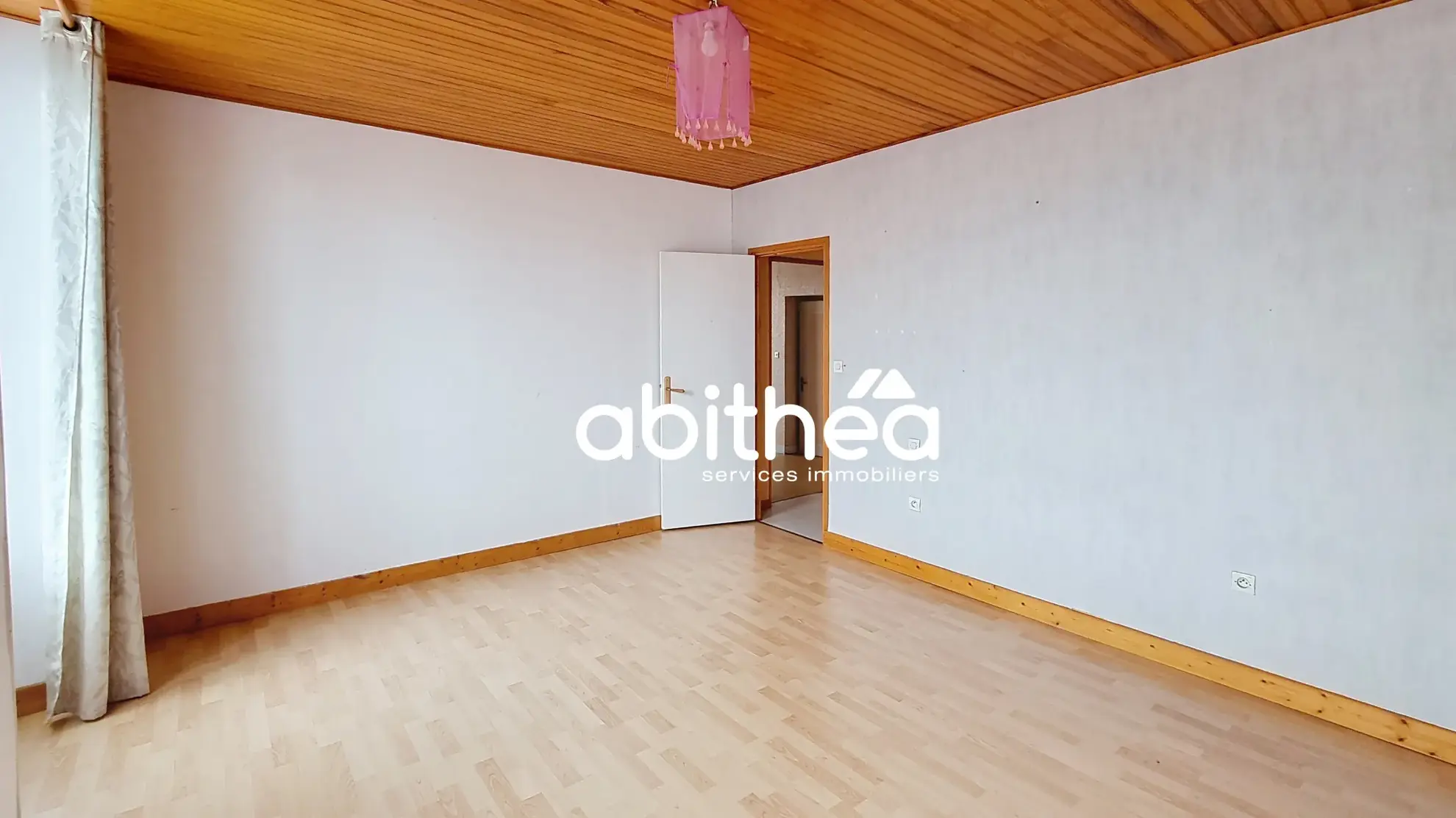 Ensemble immobilier charentaises à Nieul-le-Virouil avec grand terrain 