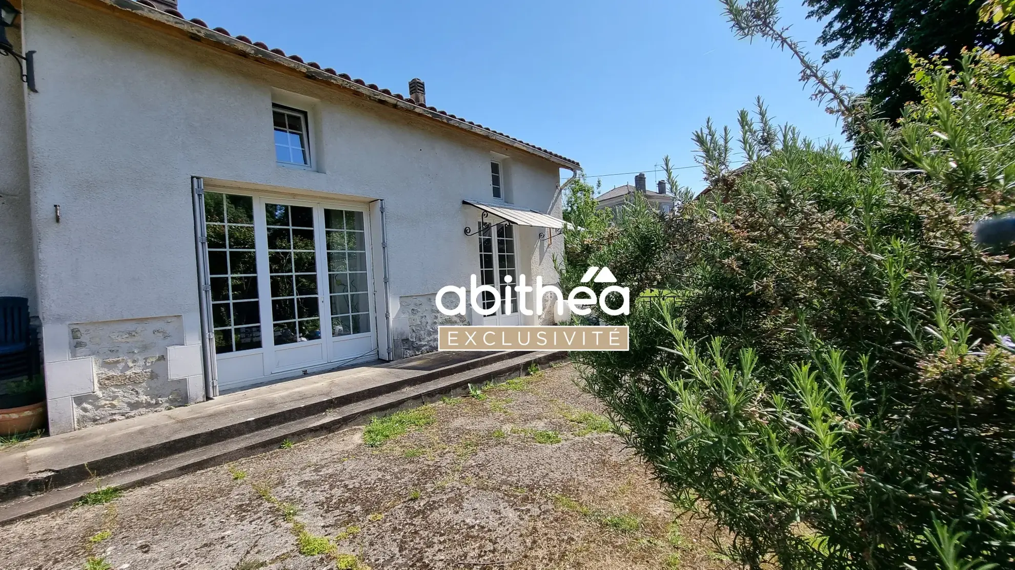 Ensemble immobilier charentaises à Nieul-le-Virouil avec grand terrain 