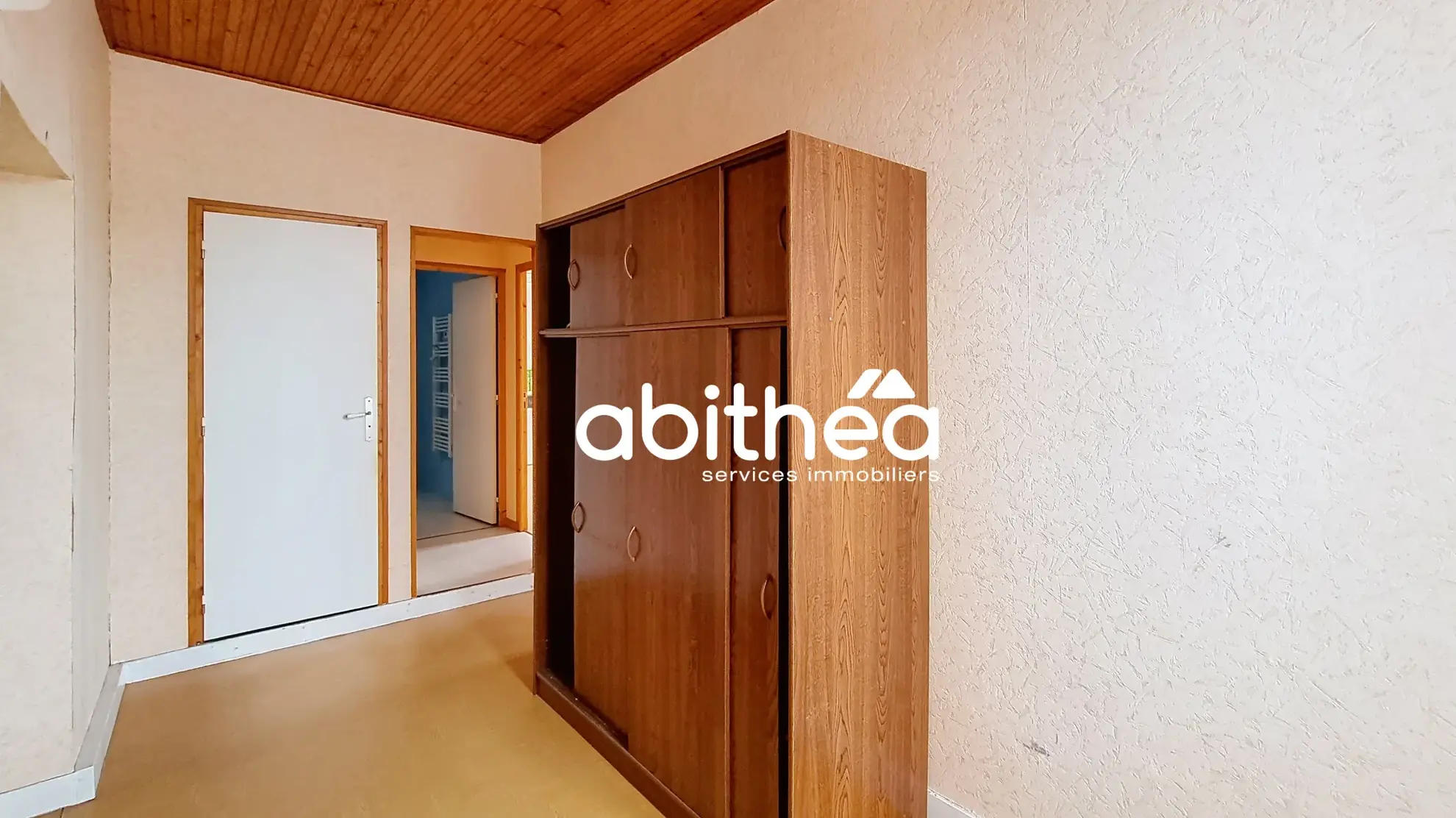 Ensemble immobilier charentaises à Nieul-le-Virouil avec grand terrain 