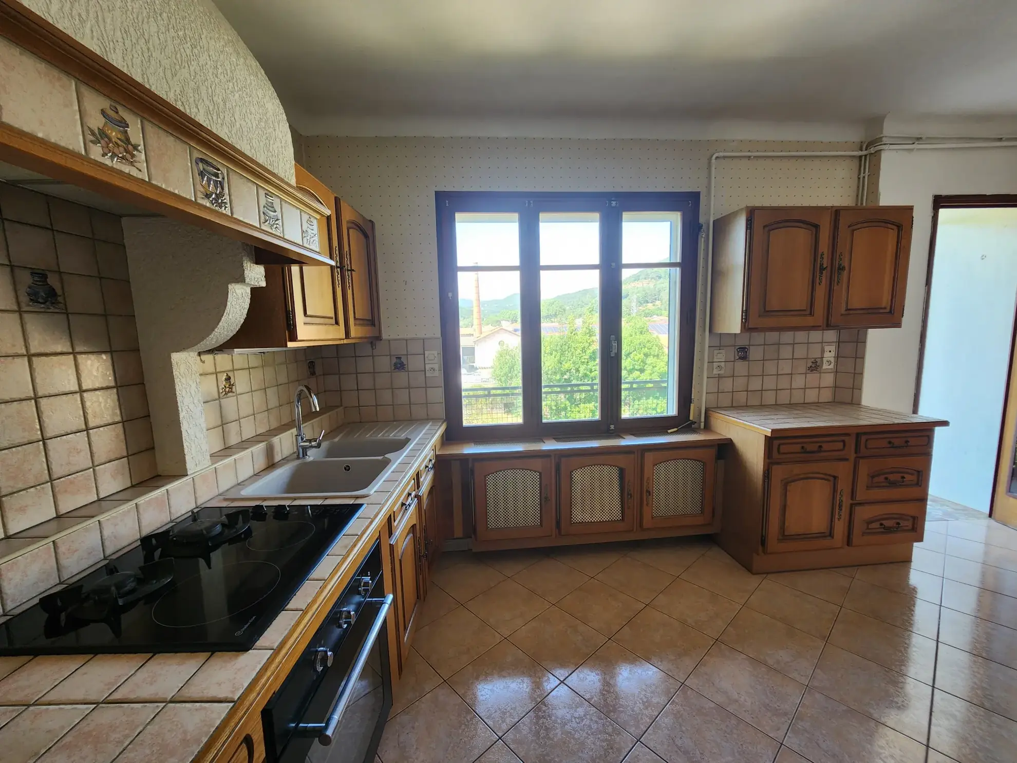 Appartement 3 pièces de 114 m² avec balcons, garage et cave à Lodève 