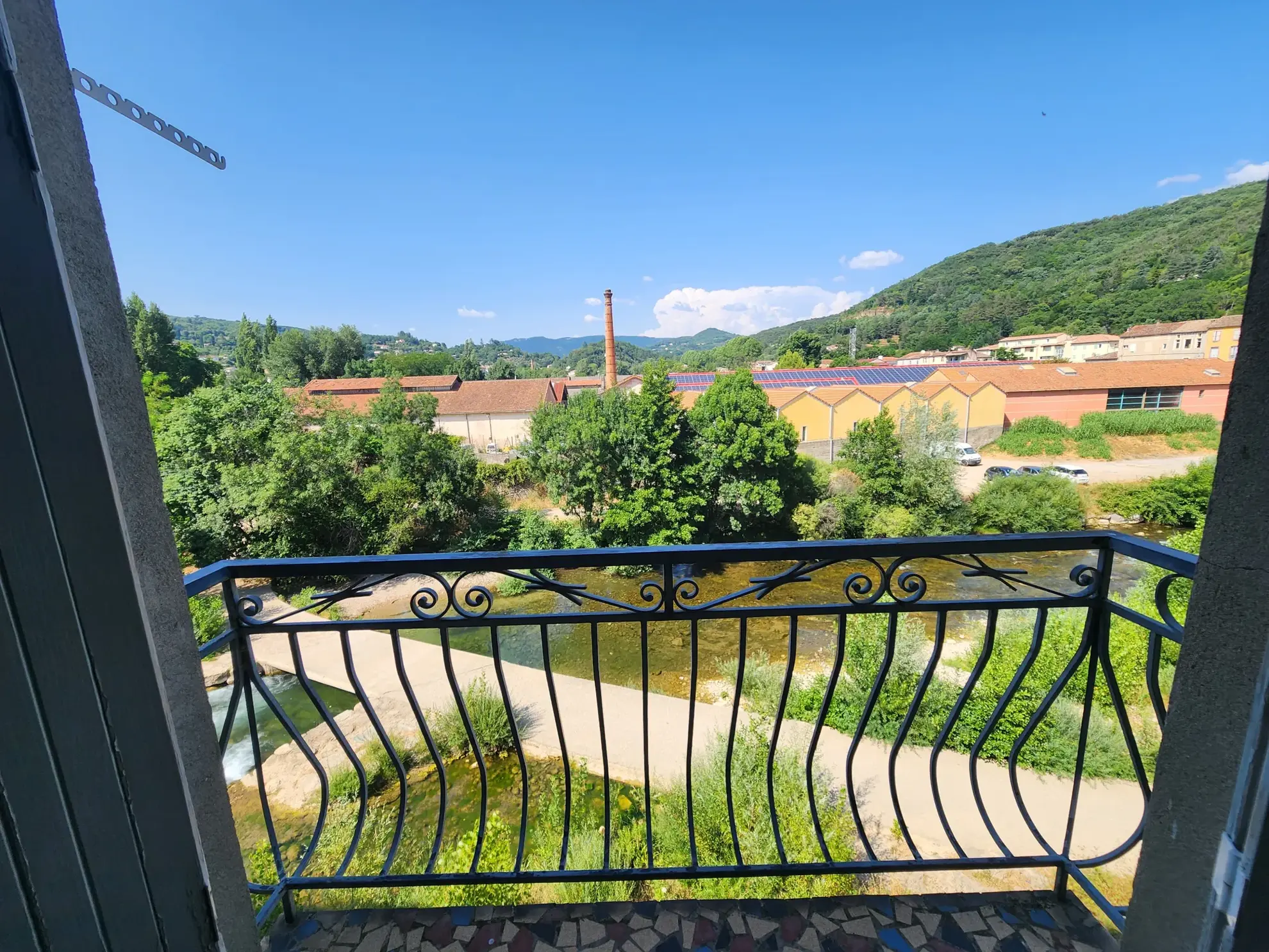 Appartement 3 pièces de 114 m² avec balcons, garage et cave à Lodève 