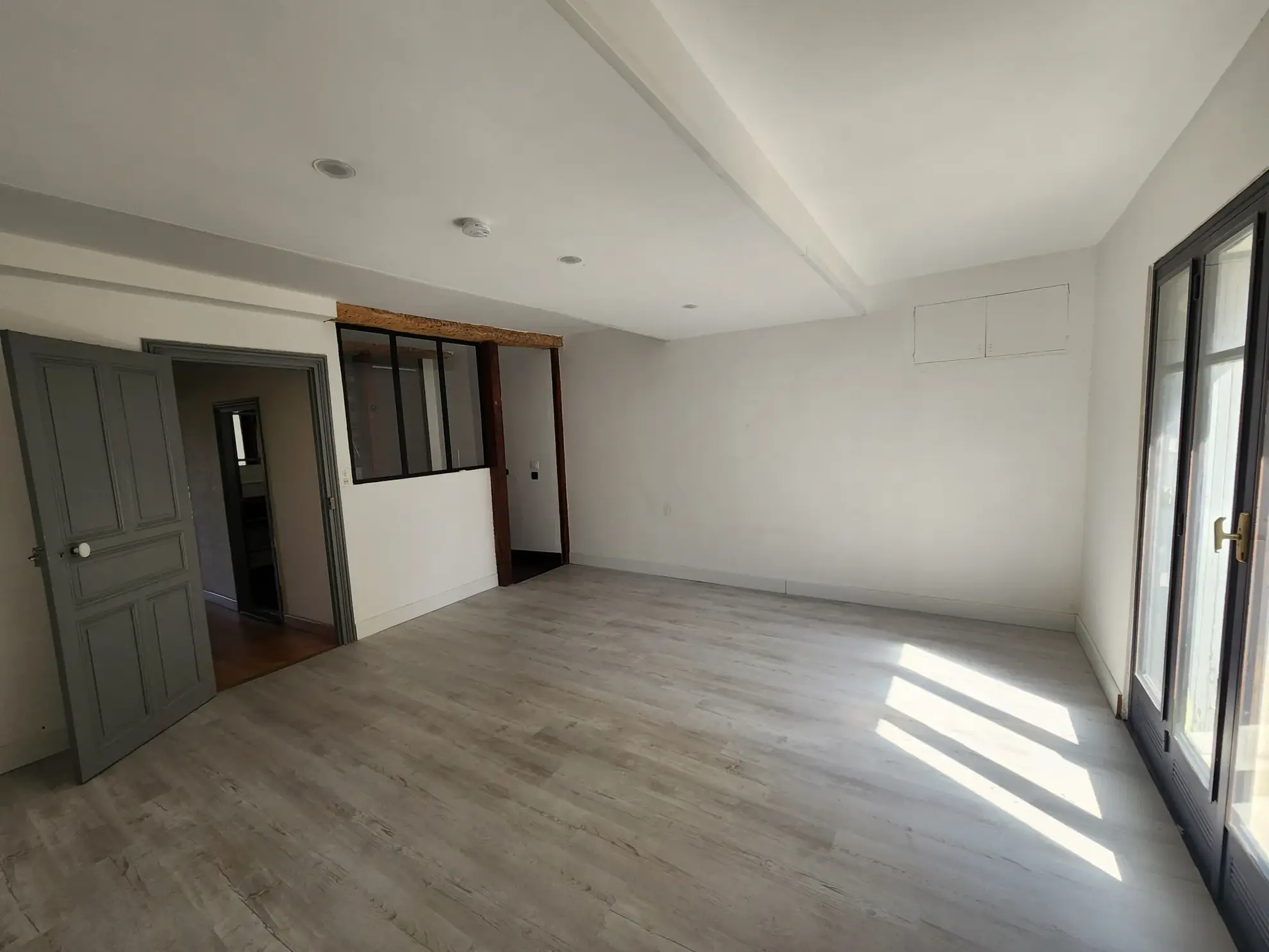 Appartement 3 pièces de 114 m² avec balcons, garage et cave à Lodève 