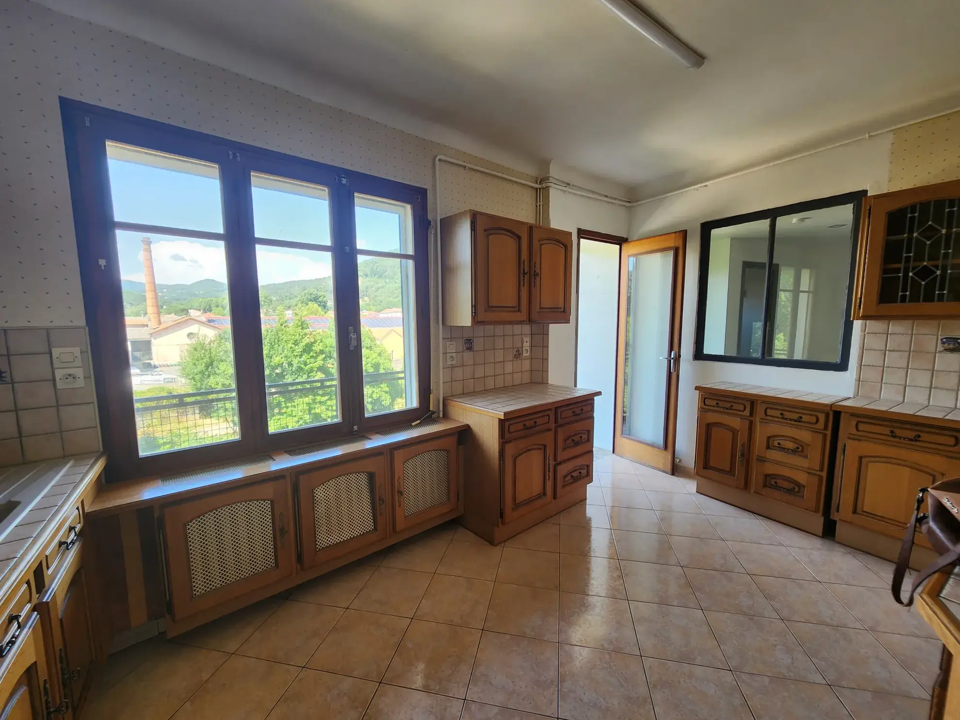 Appartement 3 pièces de 114 m² avec balcons, garage et cave à Lodève 