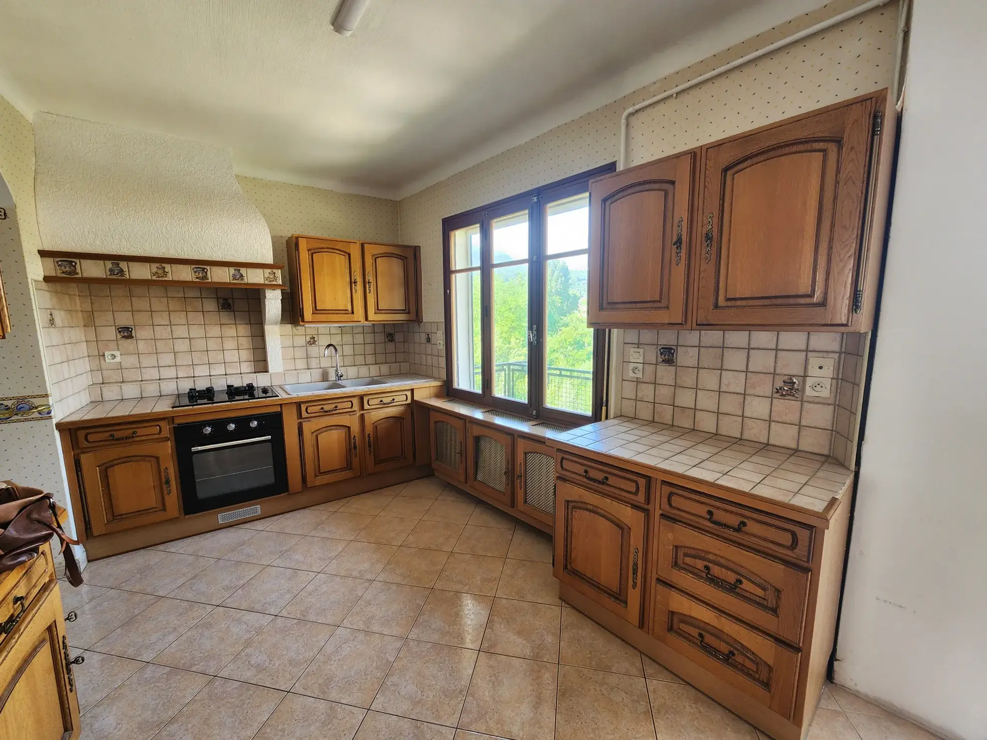 Appartement 3 pièces de 114 m² avec balcons, garage et cave à Lodève 