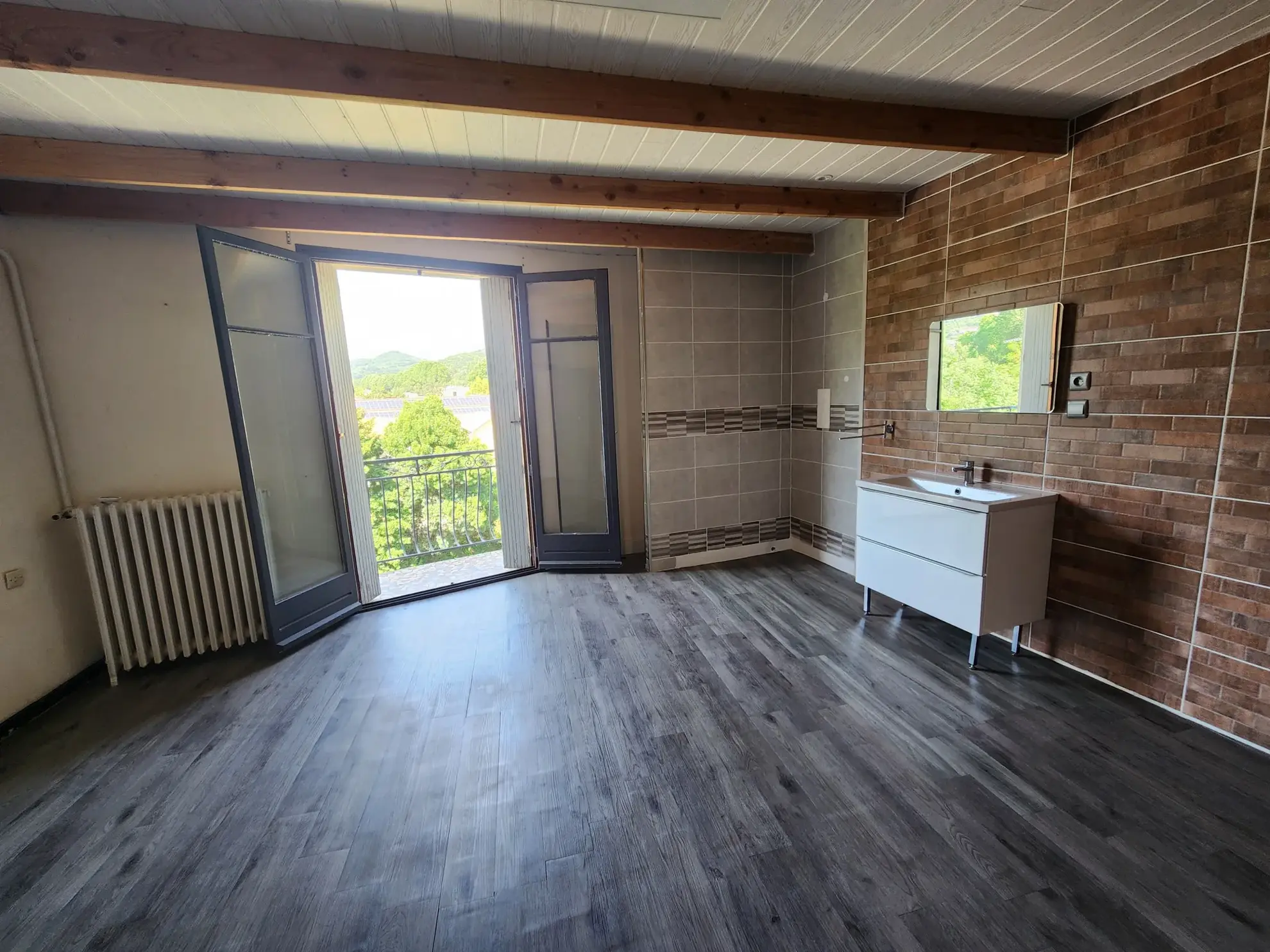 Appartement 3 pièces de 114 m² avec balcons, garage et cave à Lodève 
