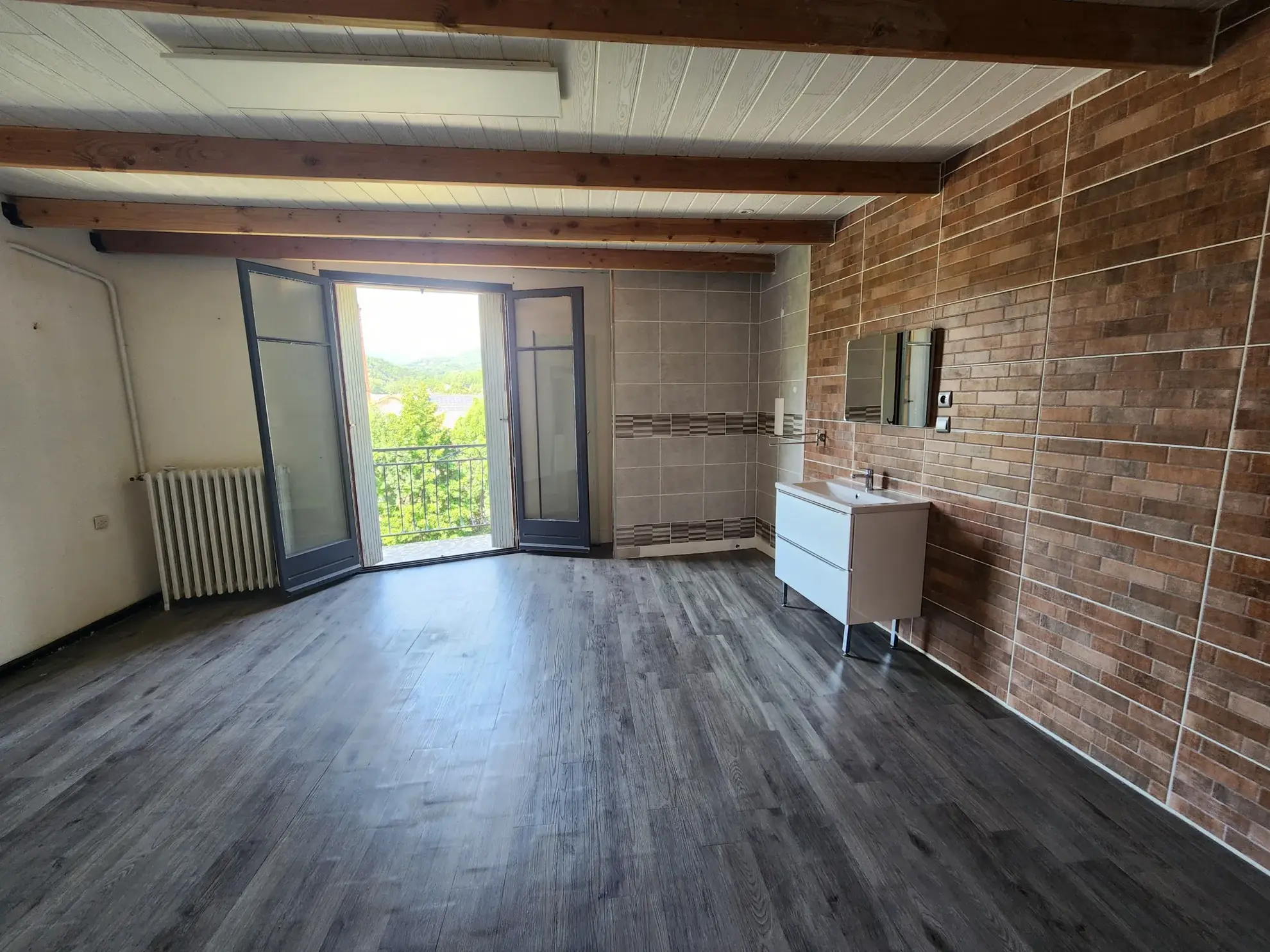 Appartement 3 pièces de 114 m² avec balcons, garage et cave à Lodève 