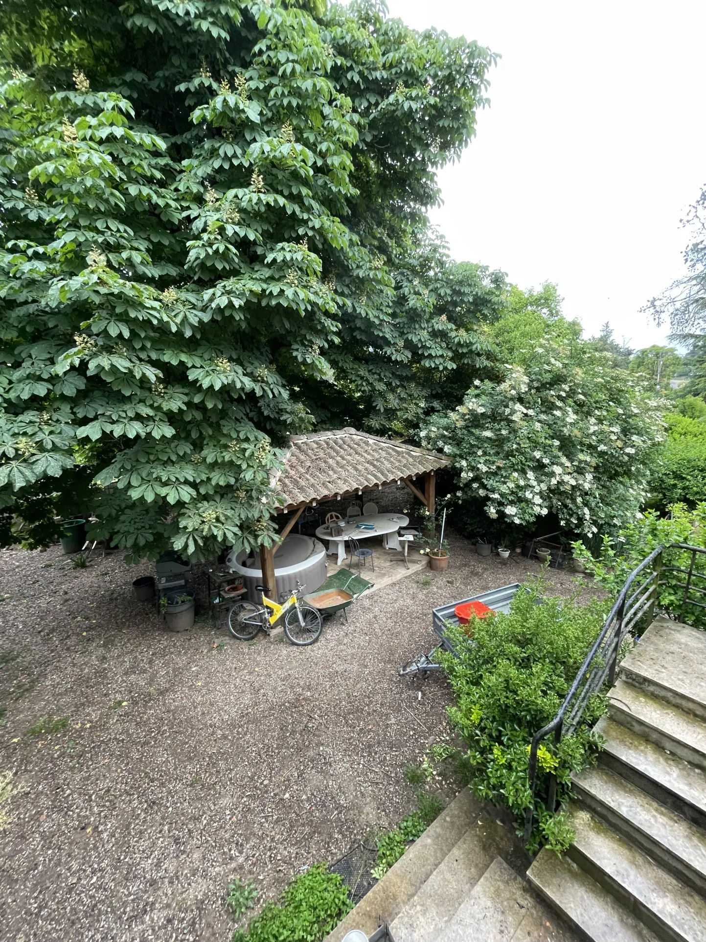Maison en pierre avec dépendance et terrain arboré à Generargues 