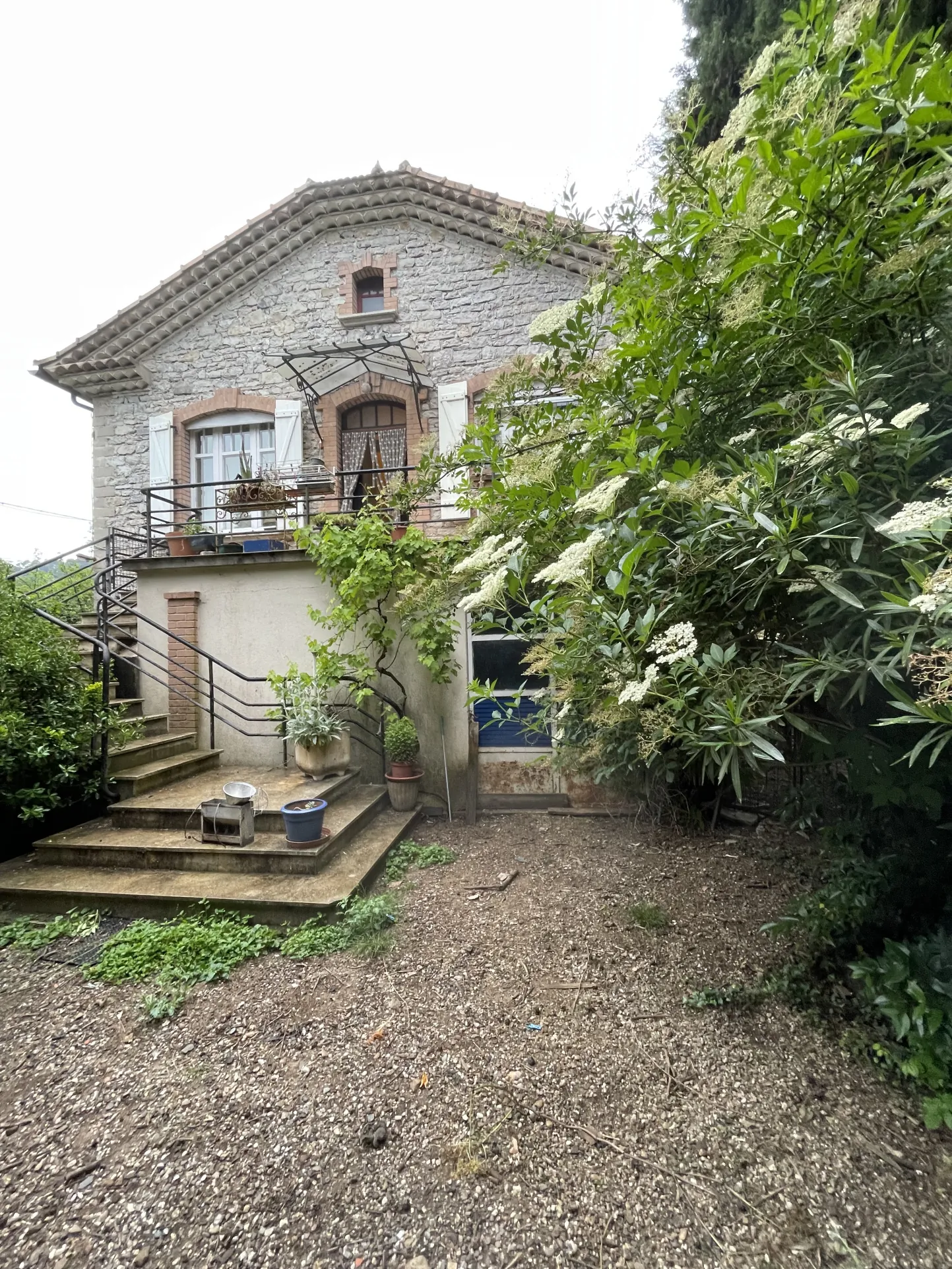 Maison en pierre avec dépendance et terrain arboré à Generargues 