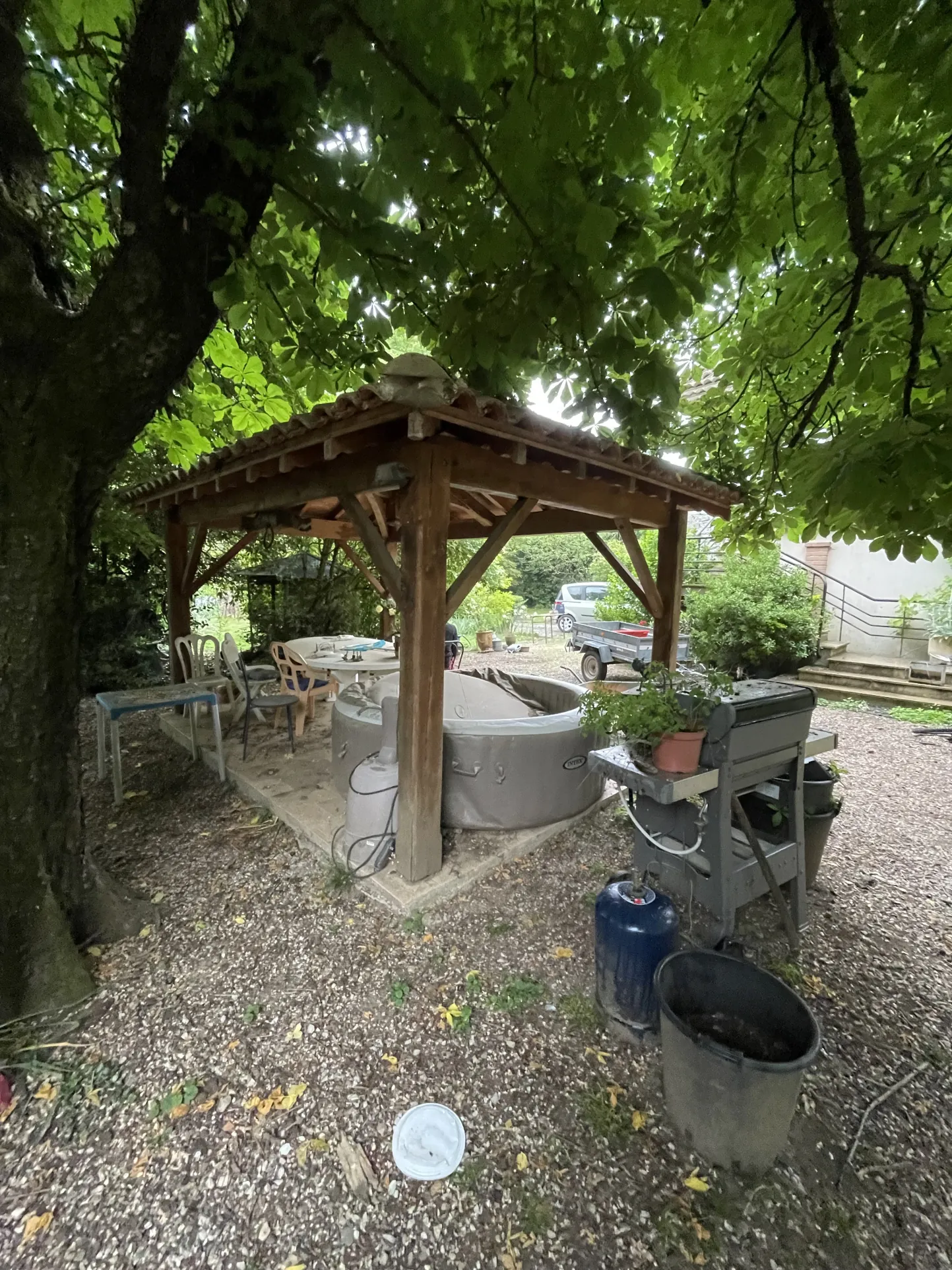 Maison en pierre avec dépendance et terrain arboré à Generargues 