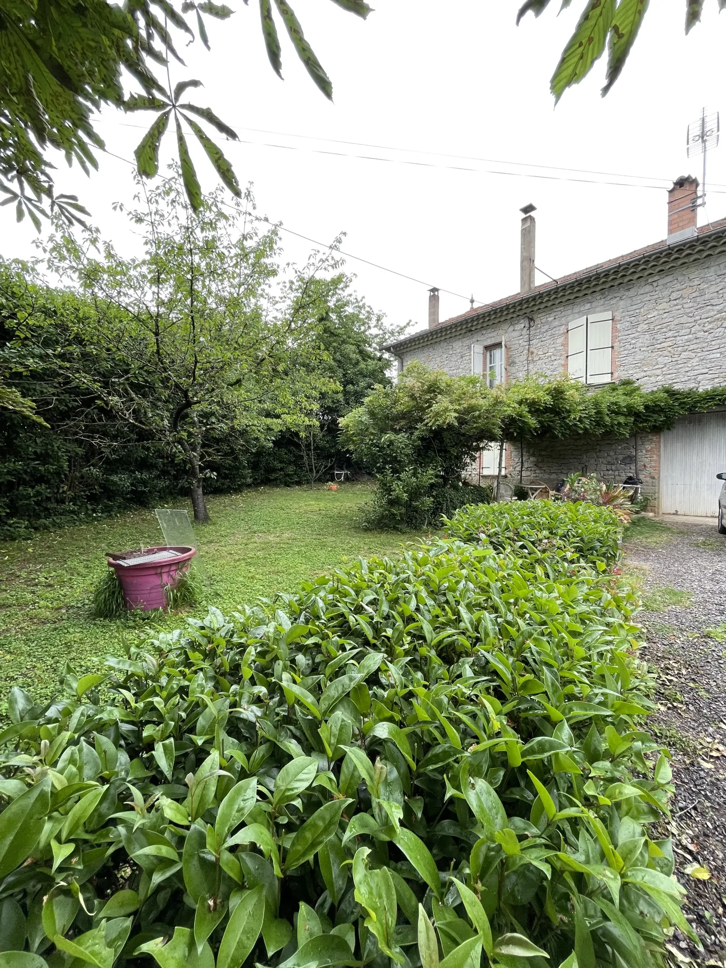 Maison en pierre avec dépendance et terrain arboré à Generargues