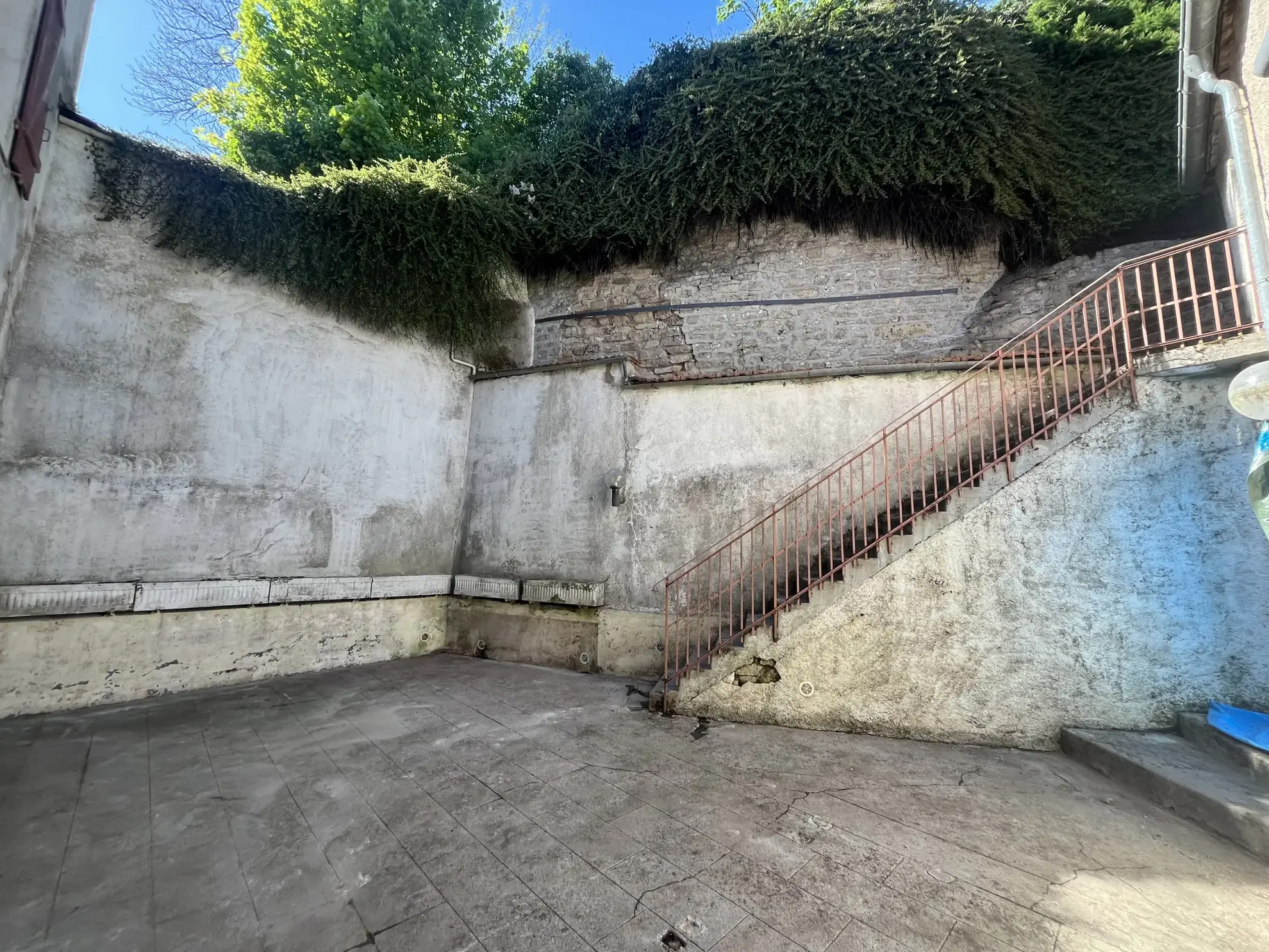 Charmante maison de ville 186 m² avec jardin et vue dégagée à Bourbonne-les-Bains 