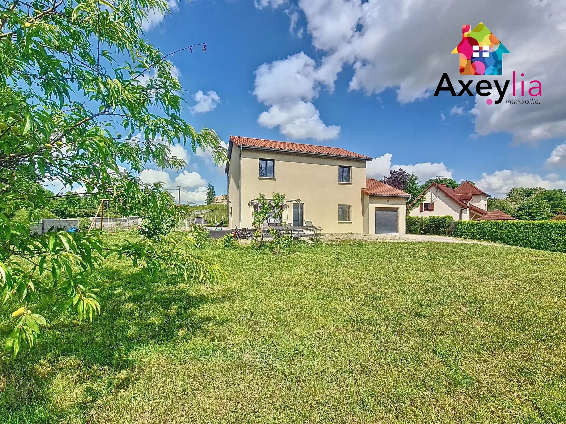 Maison moderne à vendre à Pouilly-sous-Charlieu avec grand terrain et terrasse 