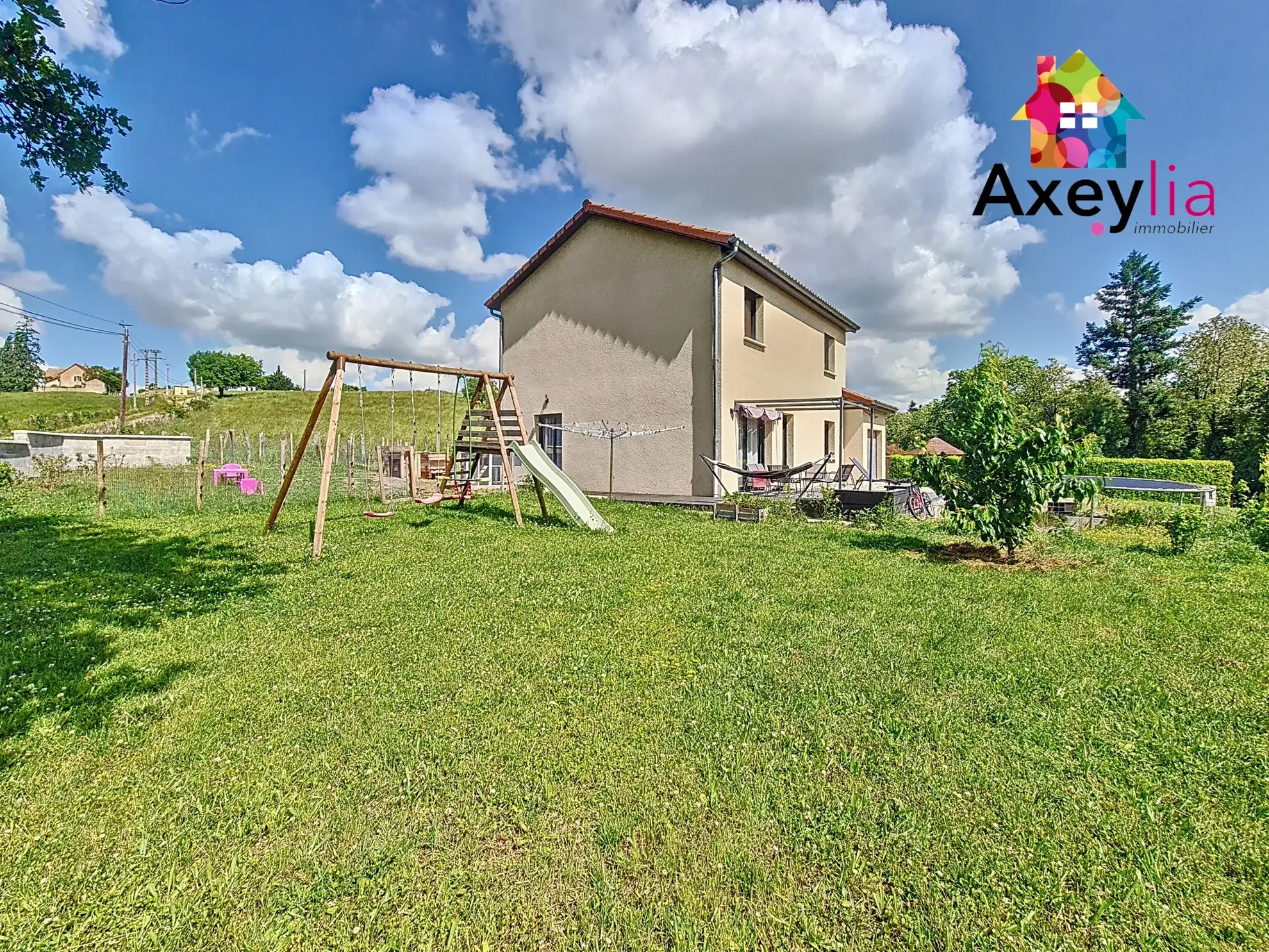 Maison moderne à vendre à Pouilly-sous-Charlieu avec grand terrain et terrasse 