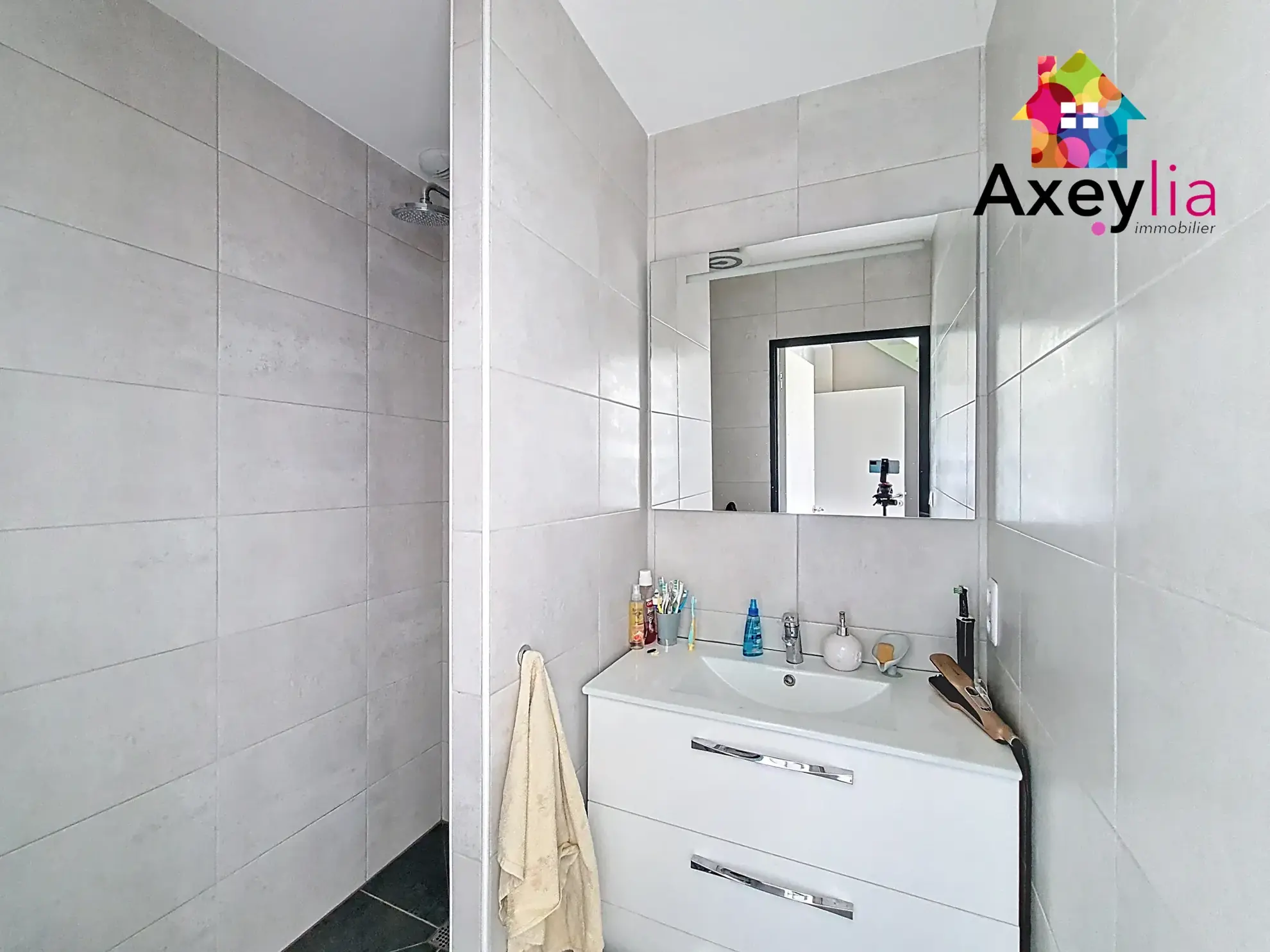 Maison moderne à vendre à Pouilly-sous-Charlieu avec grand terrain et terrasse 