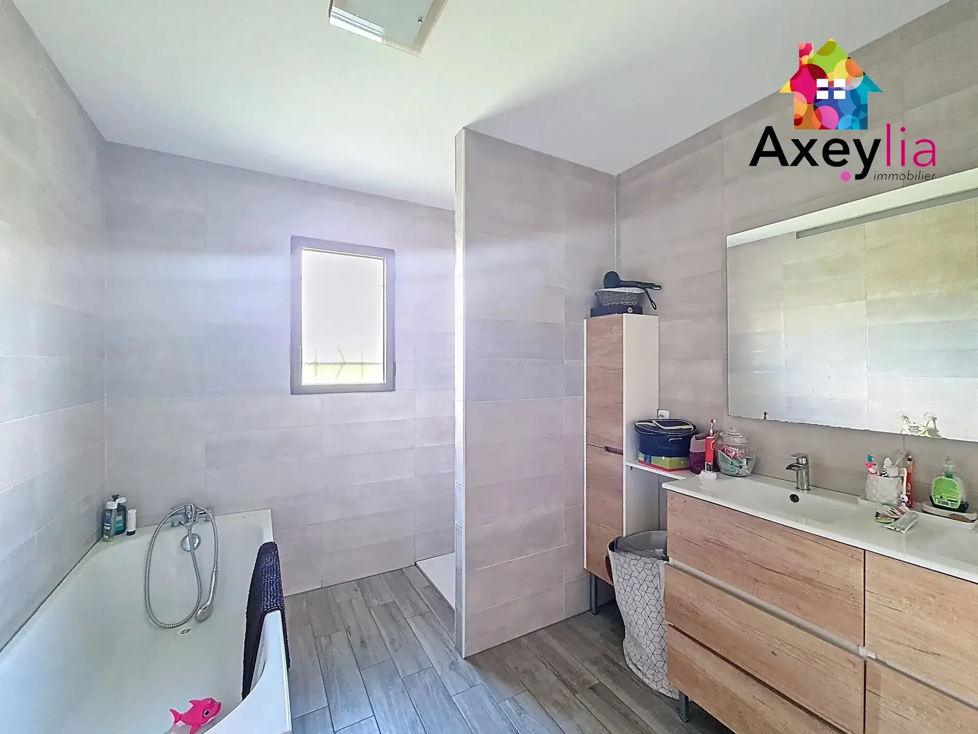 Maison moderne à vendre à Pouilly-sous-Charlieu avec grand terrain et terrasse 