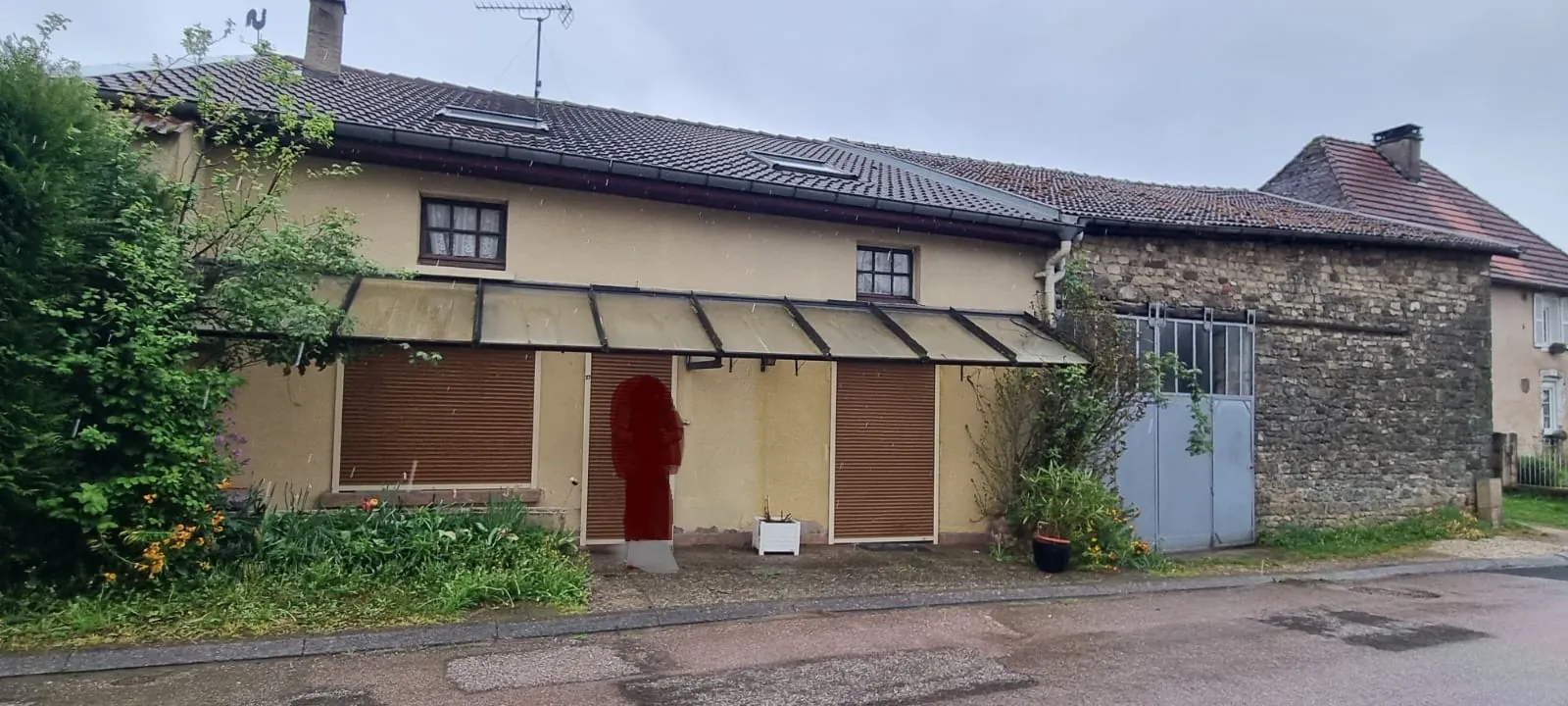 Maison de village mitoyenne à Morizecourt avec terrain et hangar à rénover