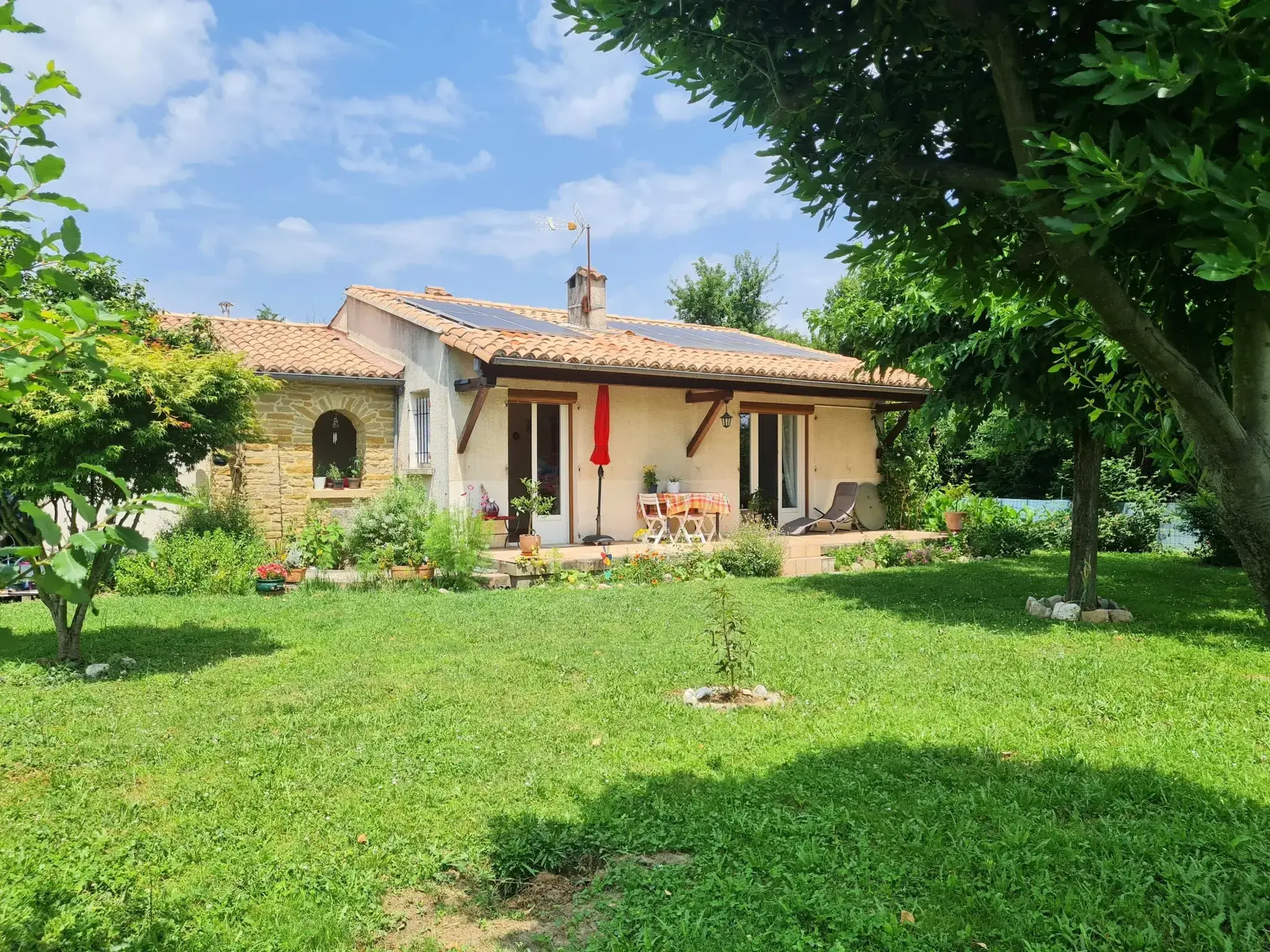 Maison de plain-pied avec grand terrain à Alès, proche centre-ville 