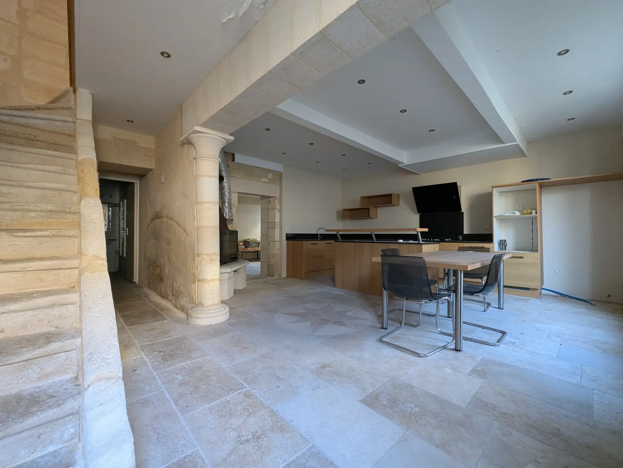 Maison en pierre avec grand potentiel à La Riviere proche Libourne