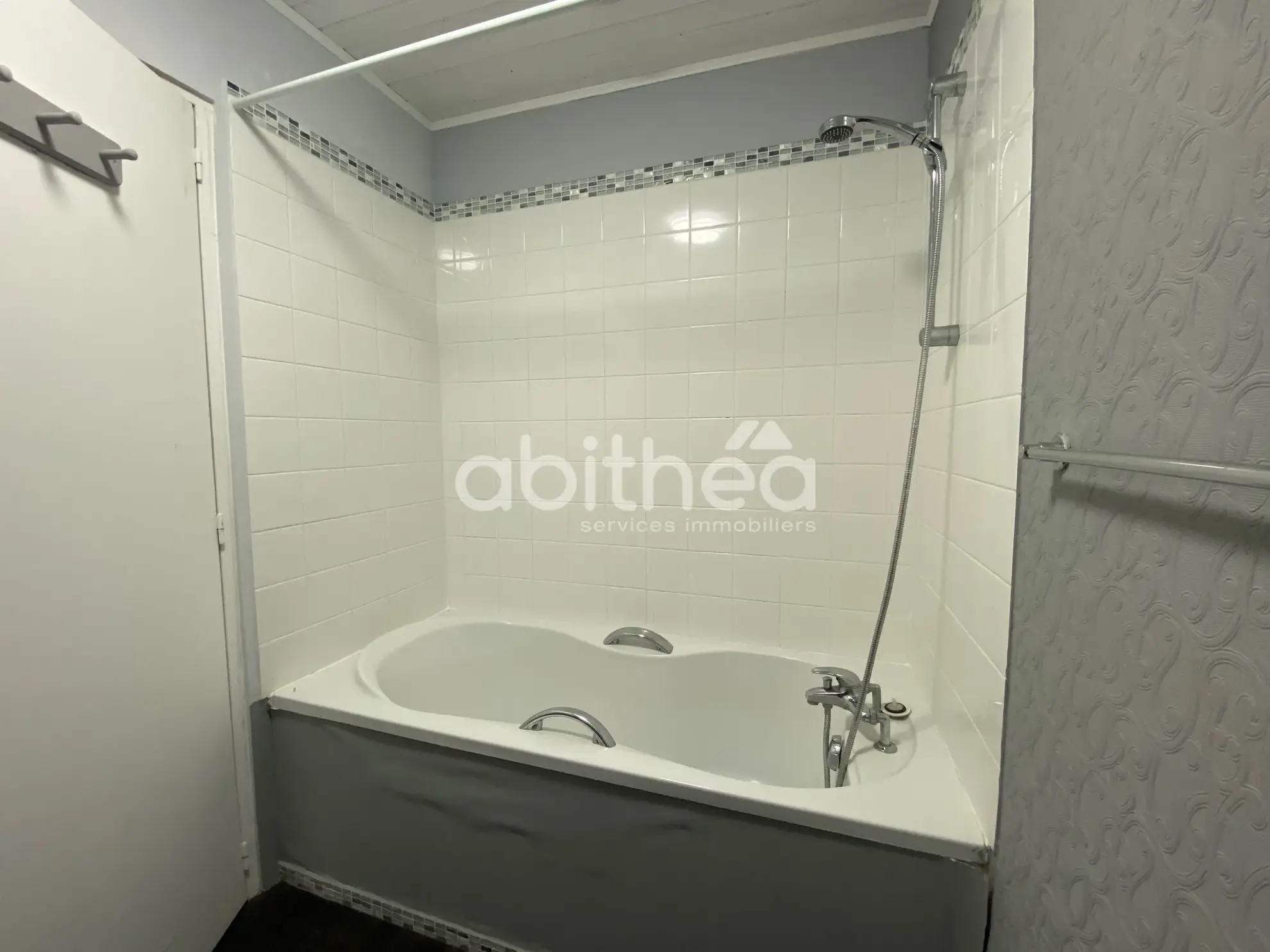 Maison de village à rénover avec potentiel à Les Salles Lavaugyon 