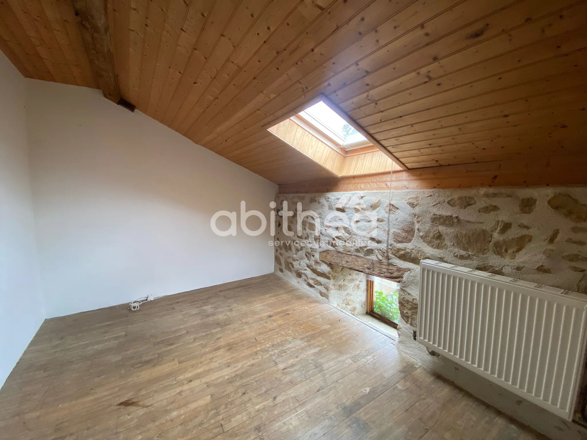 Maison de village à rénover avec potentiel à Les Salles Lavaugyon 