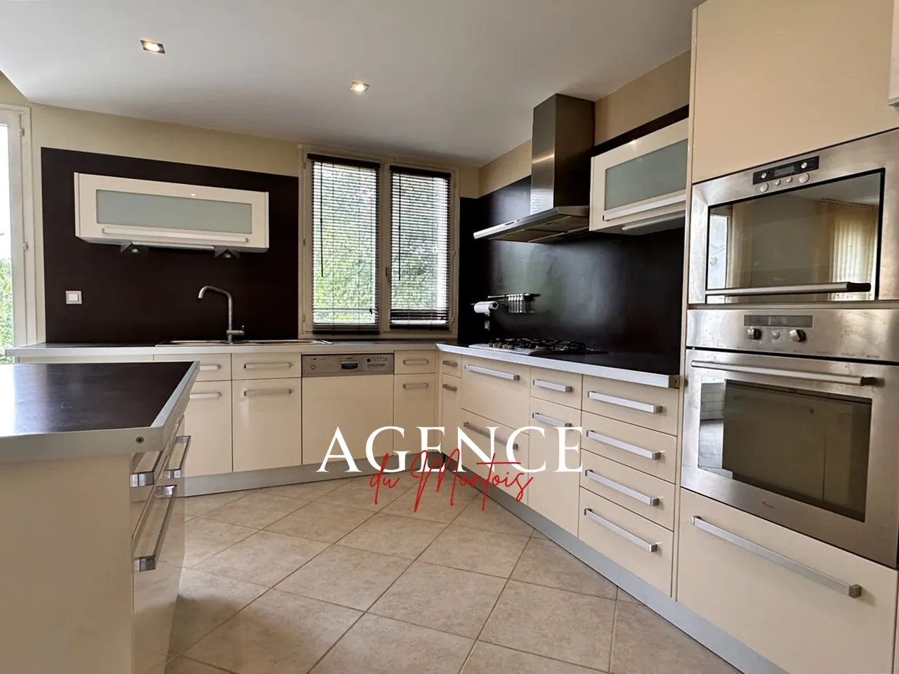 Maison à Bray-sur-Seine avec jardin clos et 4 chambres, confort moderne 