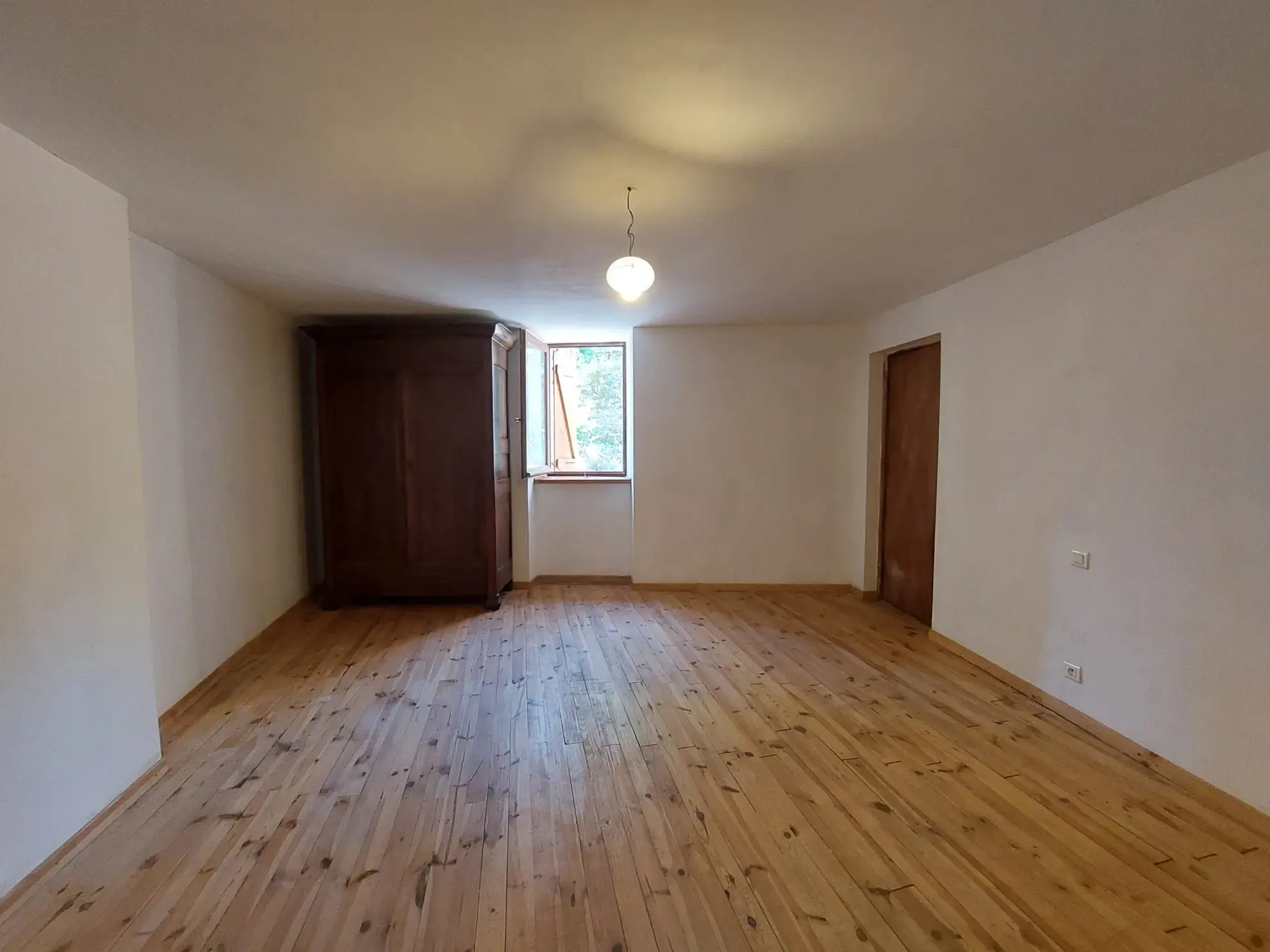 Maison en pierre de 102 m² avec caves, atelier et combles aménageables à Camares 