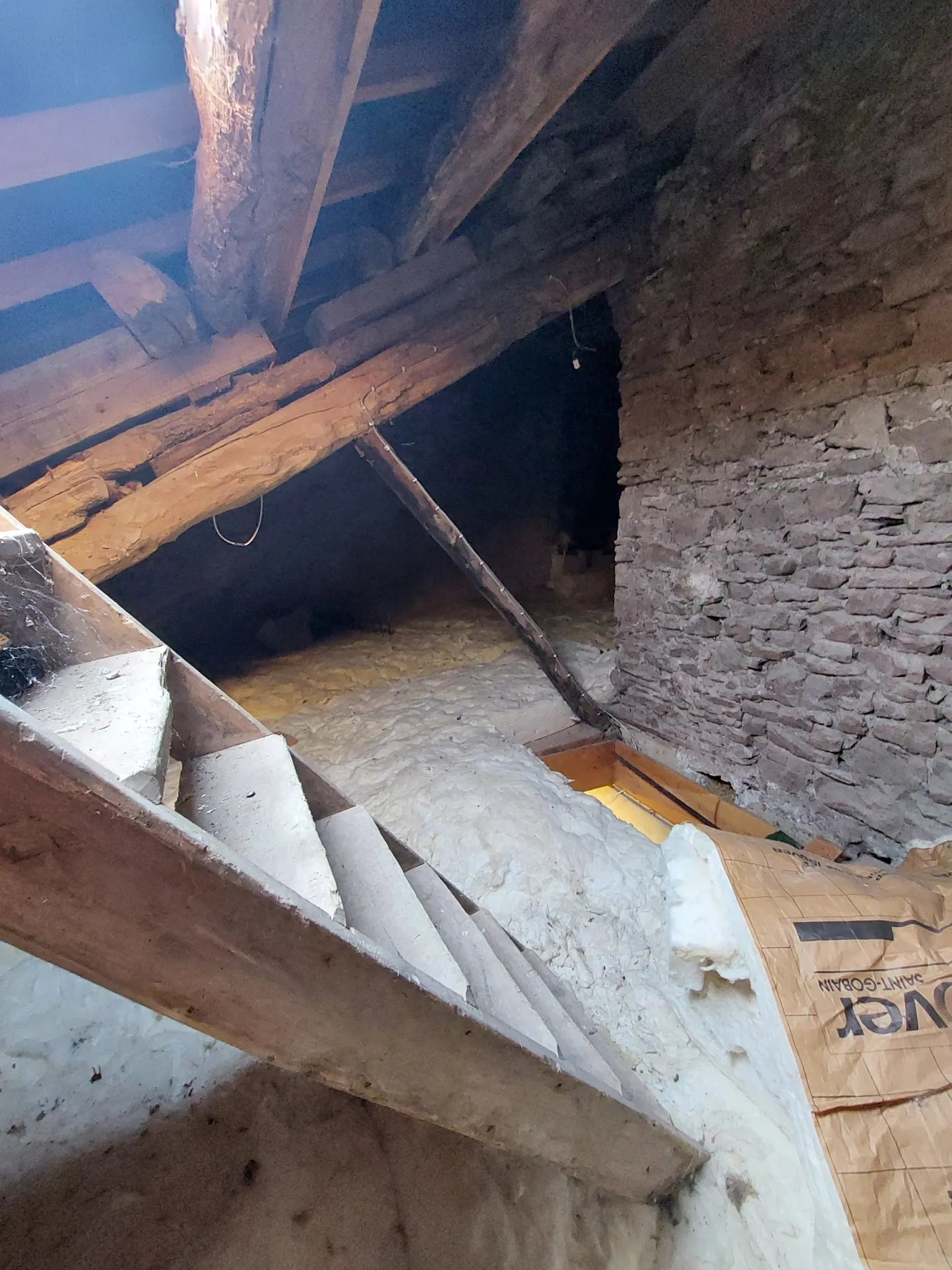 Maison en pierre de 102 m² avec caves, atelier et combles aménageables à Camares 