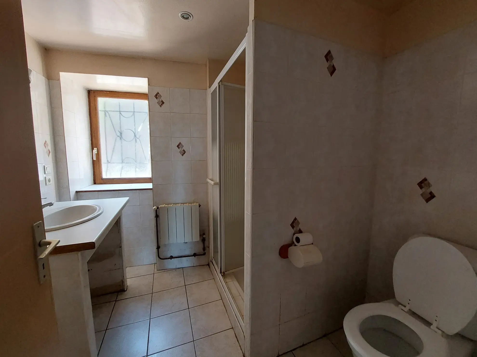 Maison en pierre de 102 m² avec caves, atelier et combles aménageables à Camares 