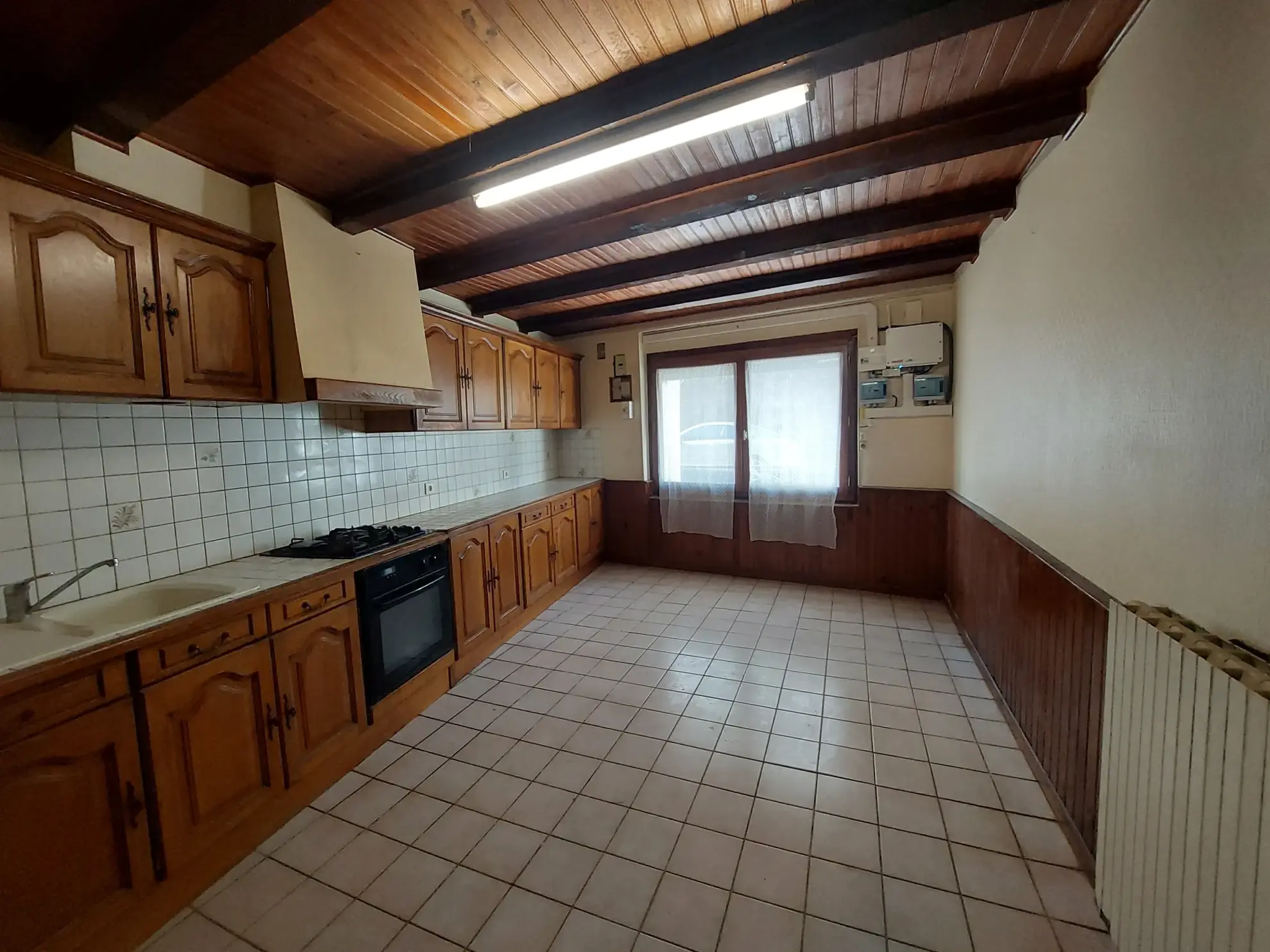 Maison en pierre de 102 m² avec caves, atelier et combles aménageables à Camares 