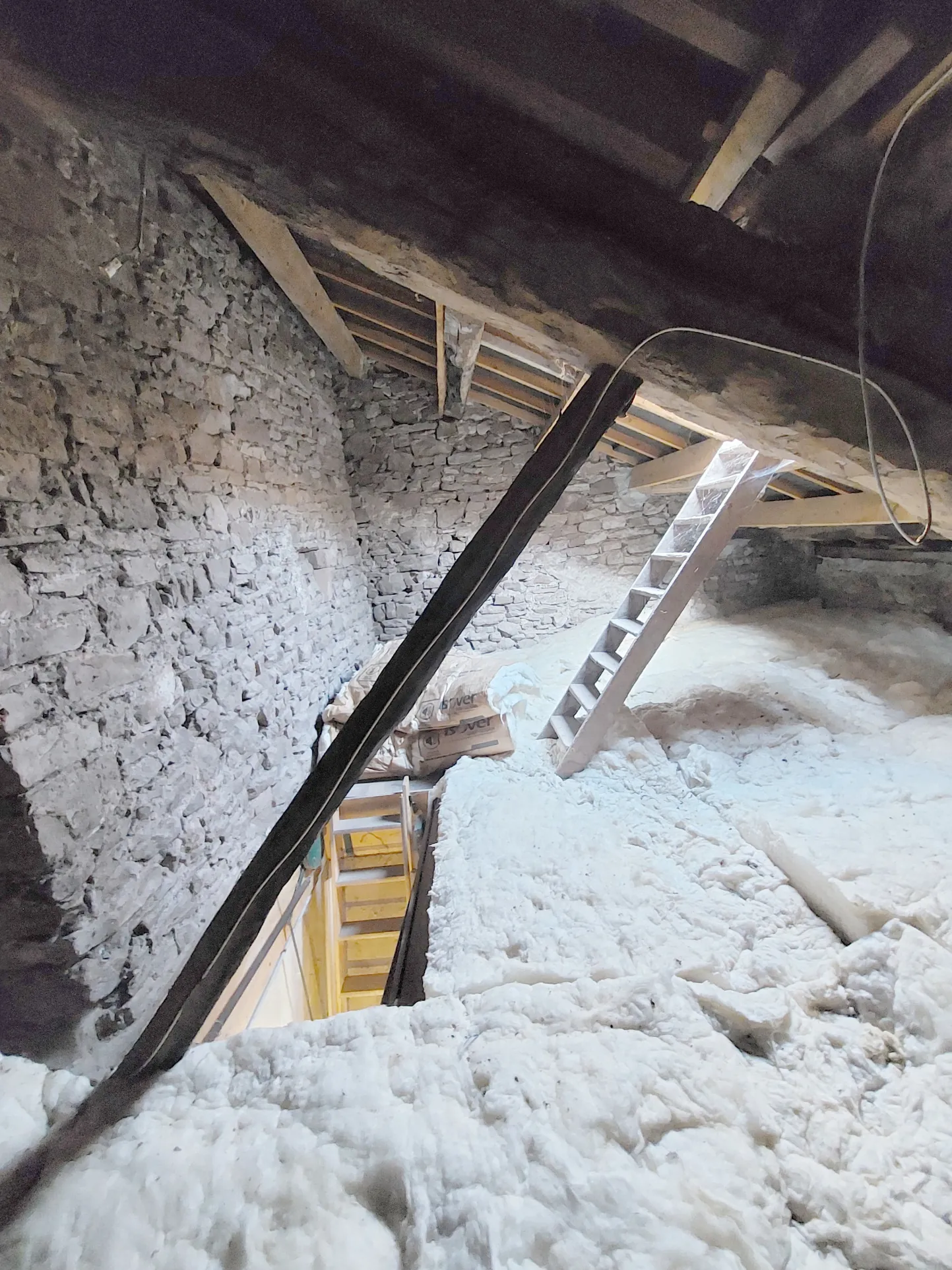 Maison en pierre de 102 m² avec caves, atelier et combles aménageables à Camares 