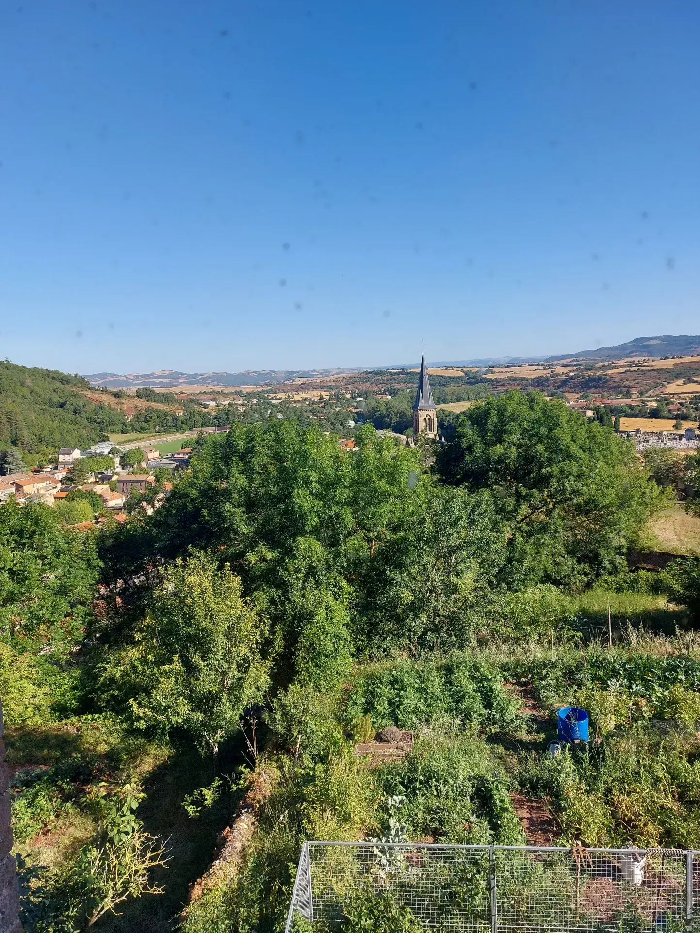 Maison en pierre de 102 m² avec caves, atelier et combles aménageables à Camares 