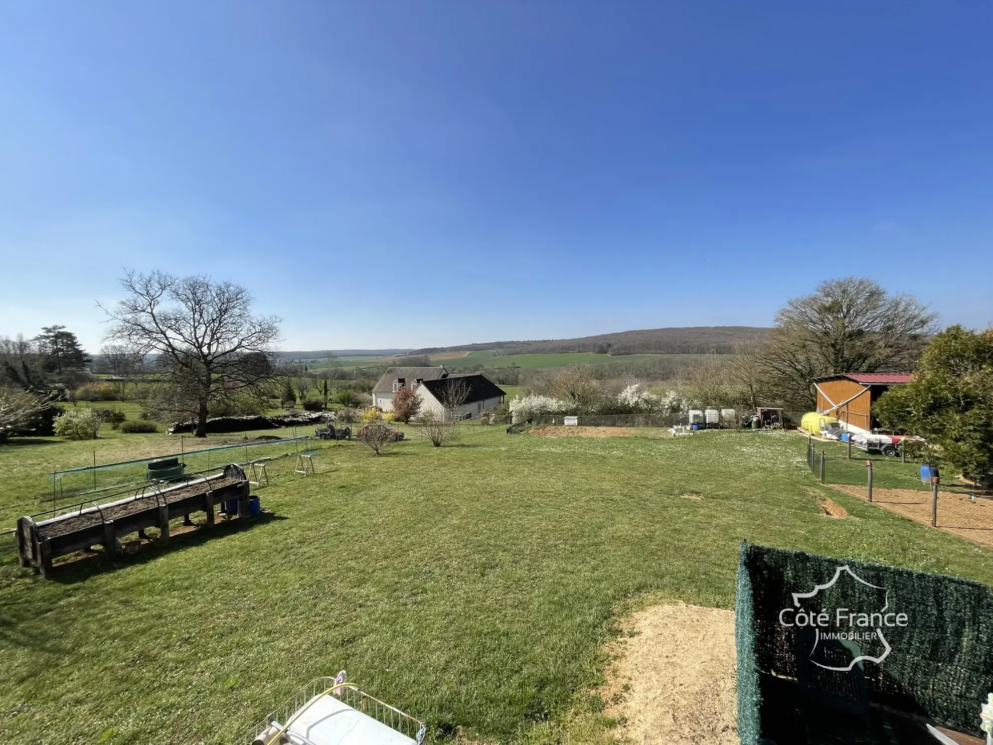 Charmante maison rénovée avec vue imprenable, panneaux solaires et grand terrain à Brosses 