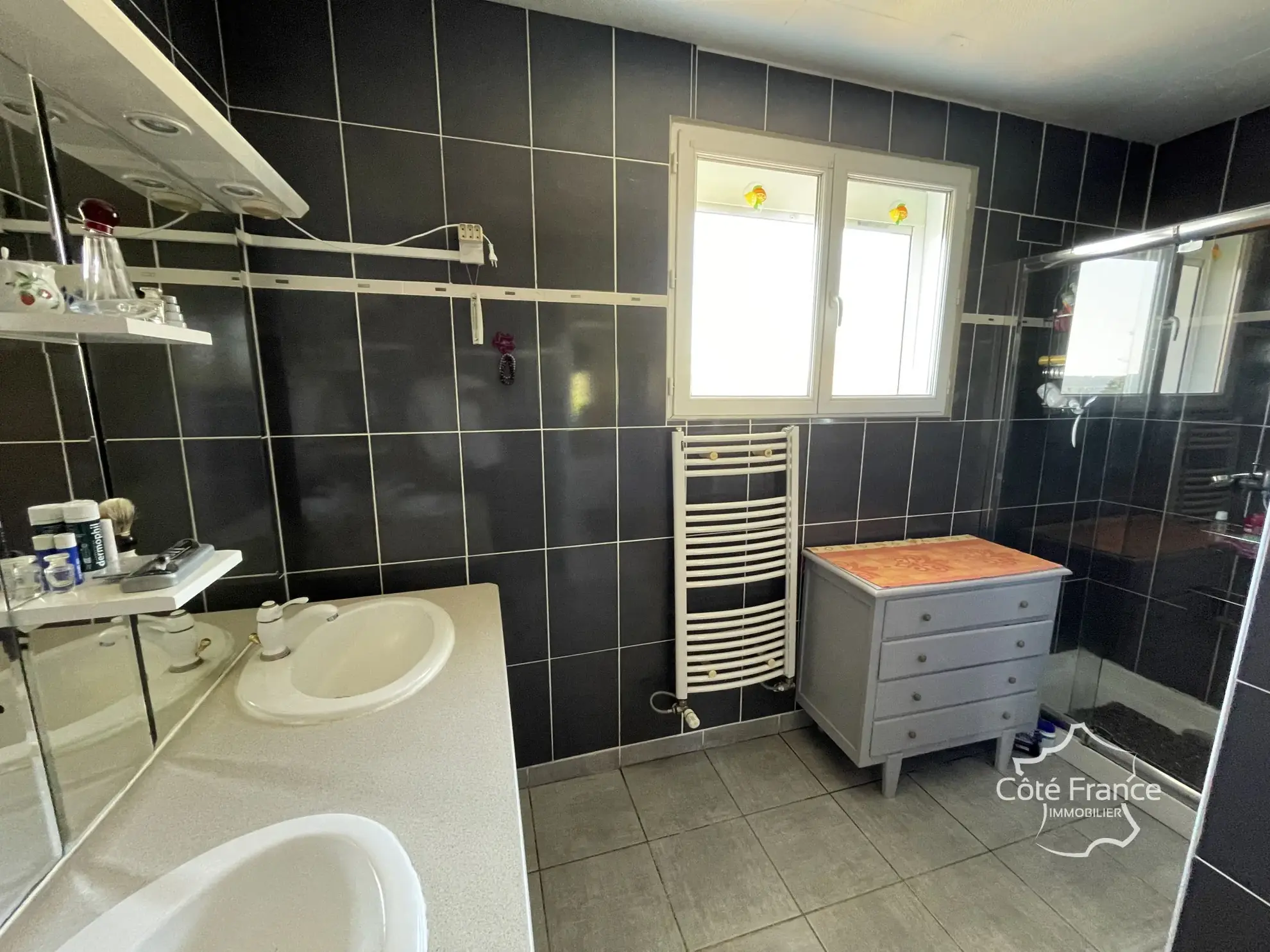 Charmante maison rénovée avec vue imprenable, panneaux solaires et grand terrain à Brosses 