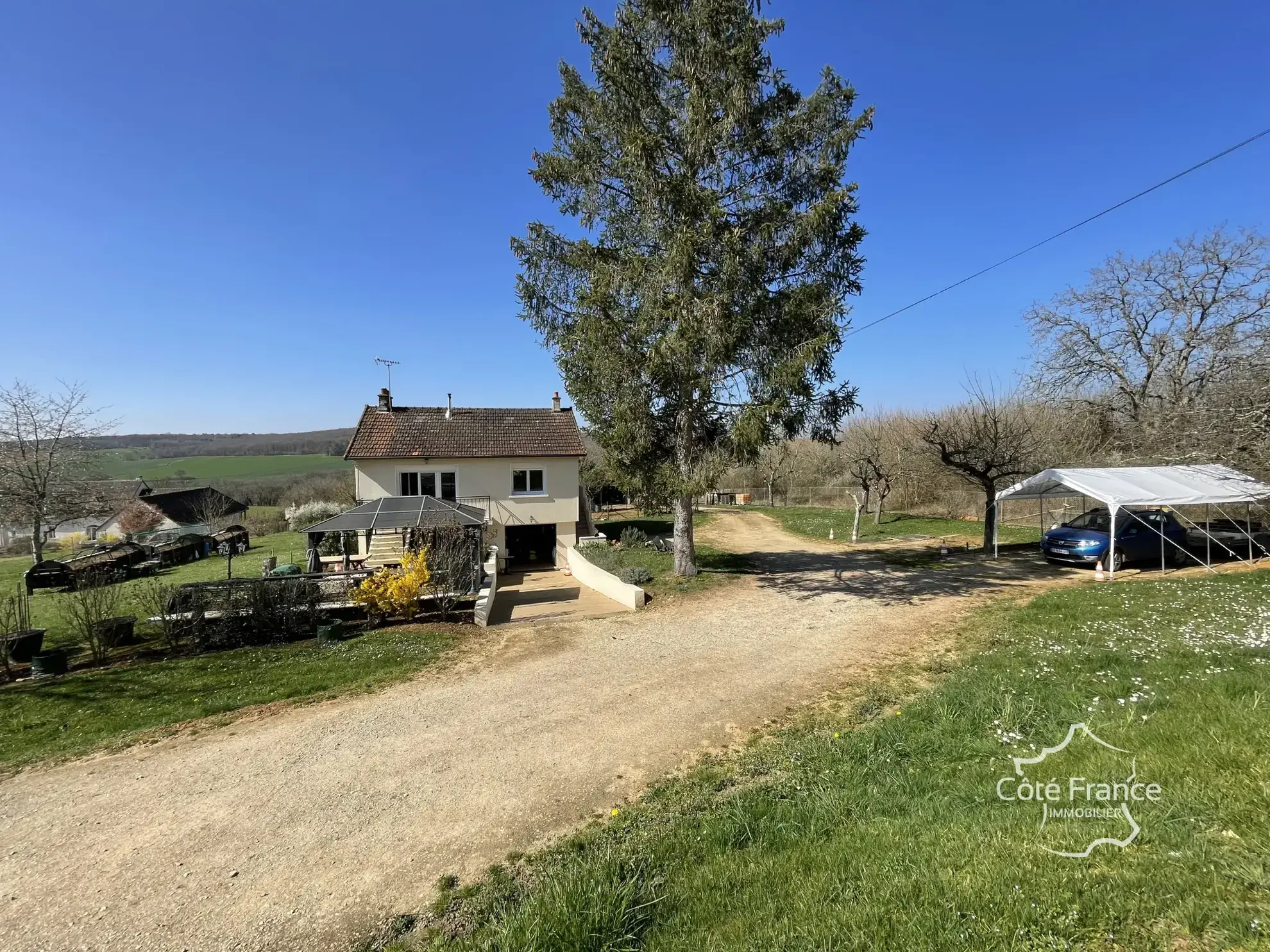 Charmante maison rénovée avec vue imprenable, panneaux solaires et grand terrain à Brosses 