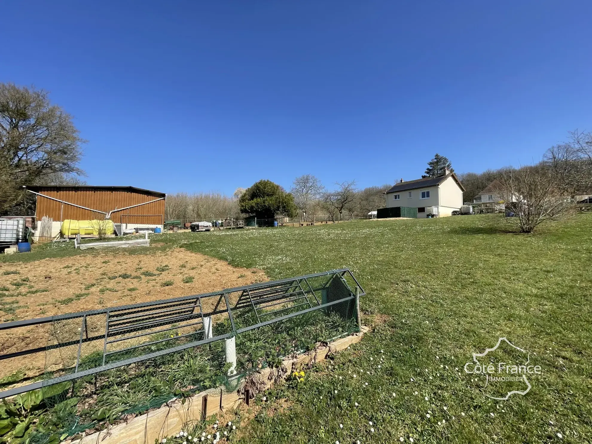 Charmante maison rénovée avec vue imprenable, panneaux solaires et grand terrain à Brosses 