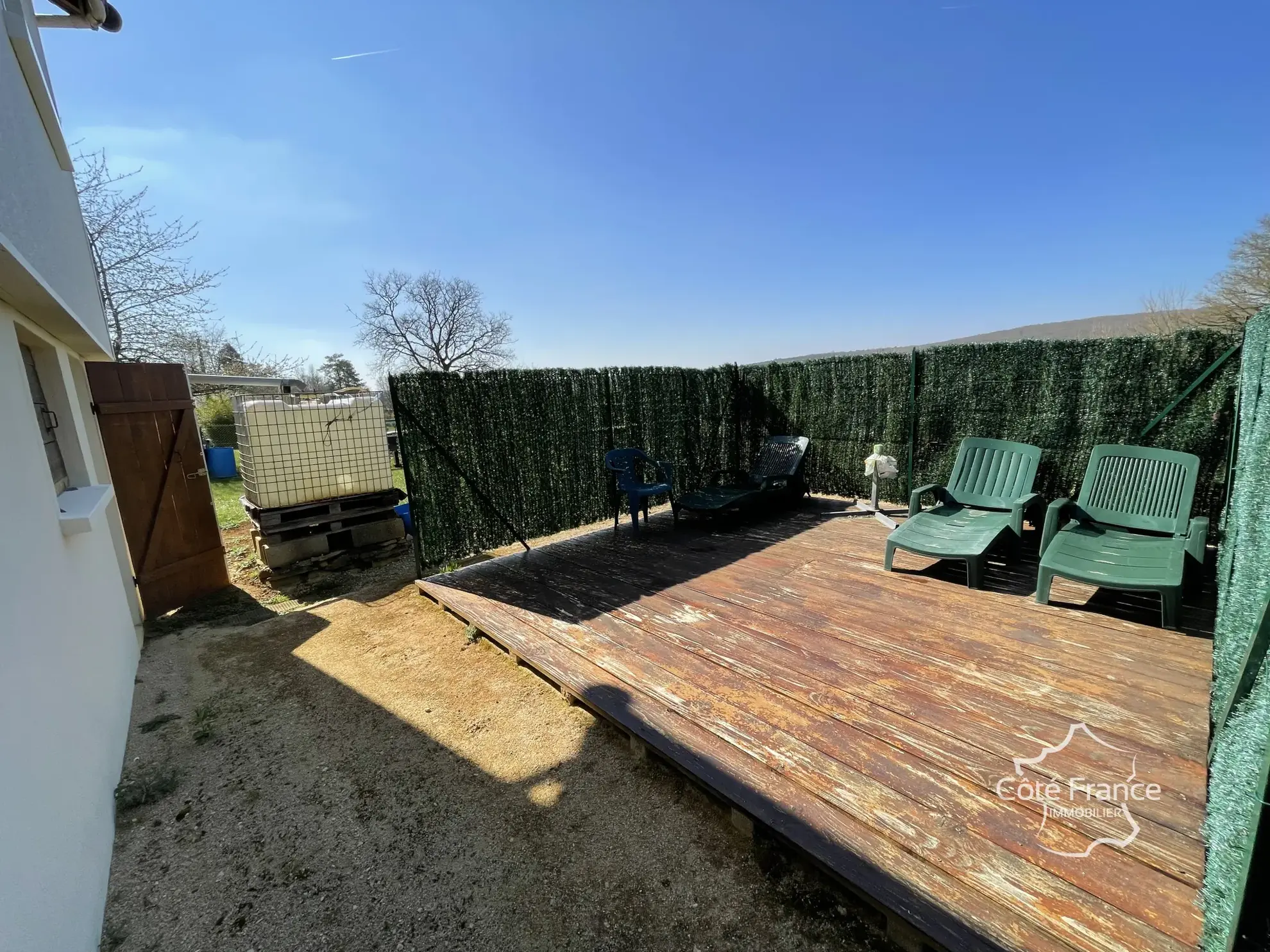 Charmante maison rénovée avec vue imprenable, panneaux solaires et grand terrain à Brosses 