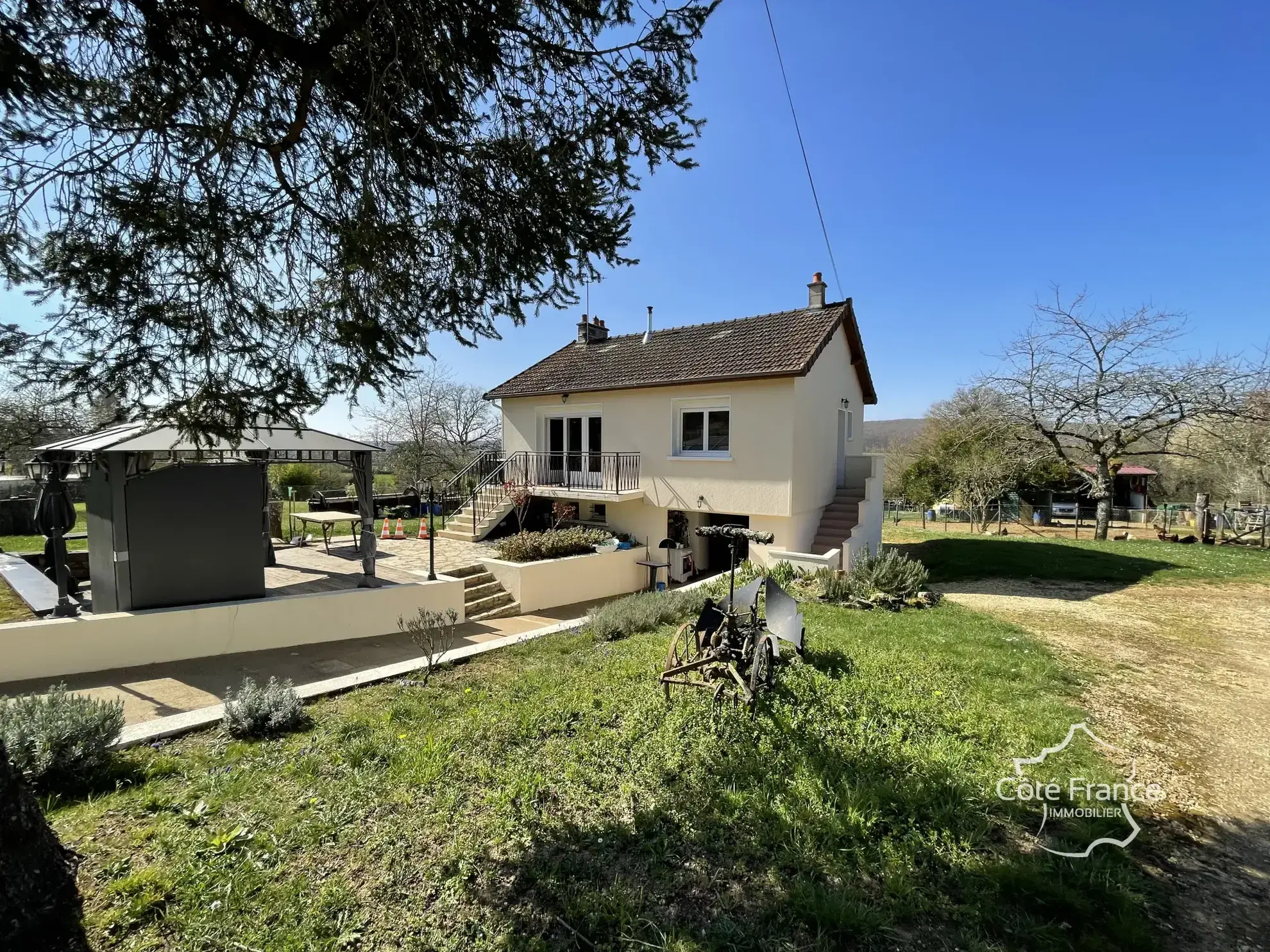Charmante maison rénovée avec vue imprenable, panneaux solaires et grand terrain à Brosses 
