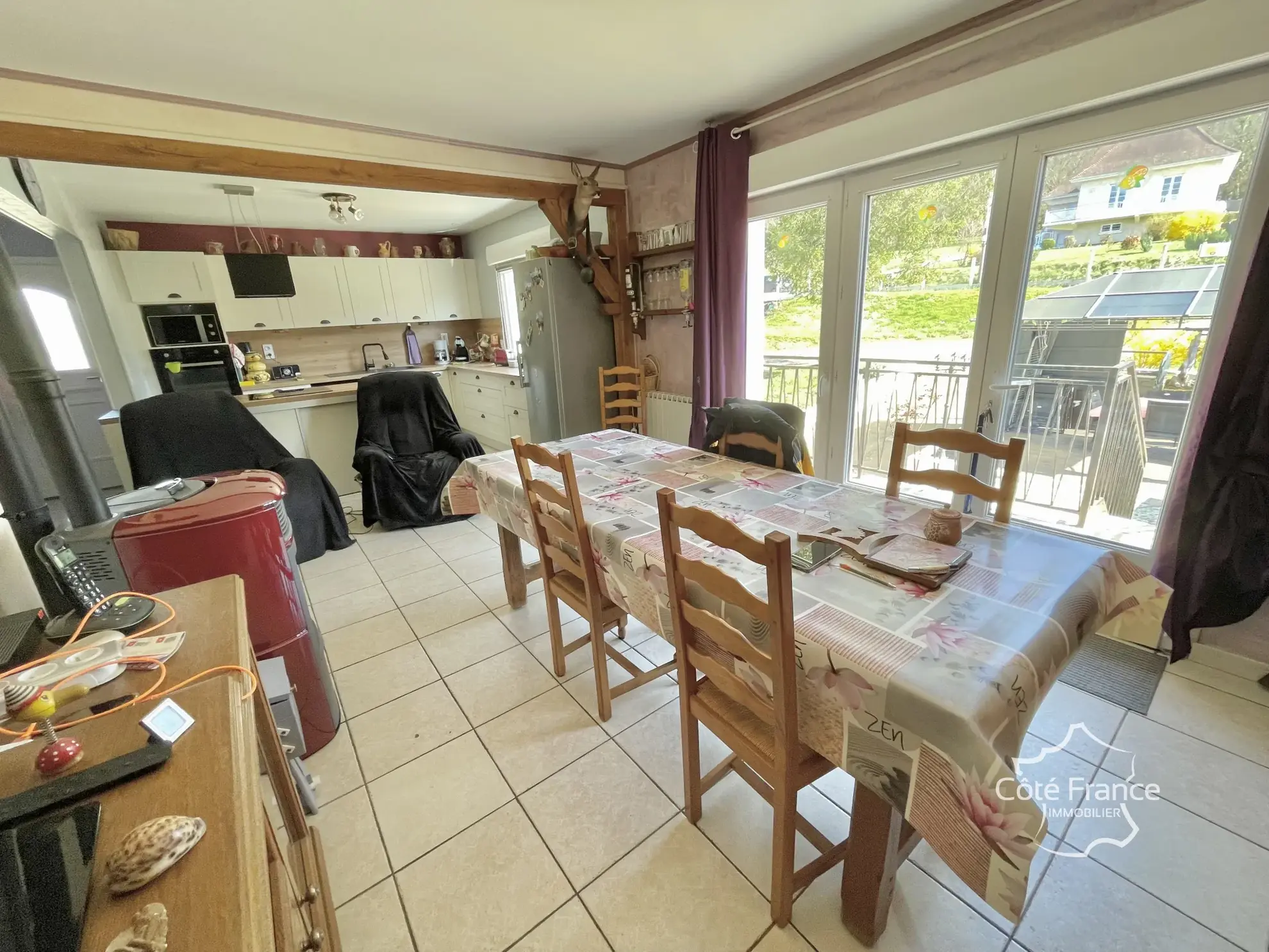 Charmante maison rénovée avec vue imprenable, panneaux solaires et grand terrain à Brosses 