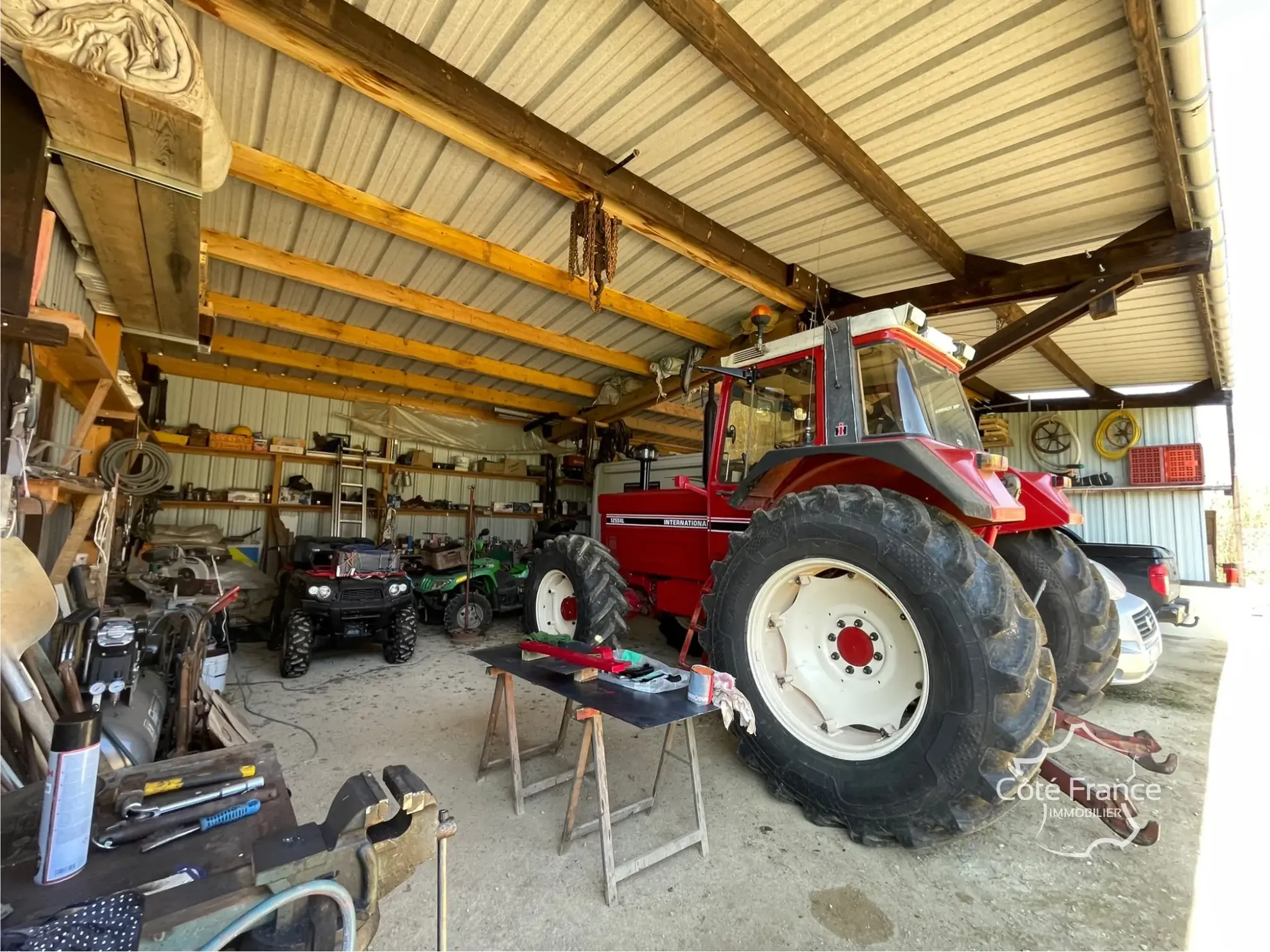 Charmante maison rénovée avec vue imprenable, panneaux solaires et grand terrain à Brosses 