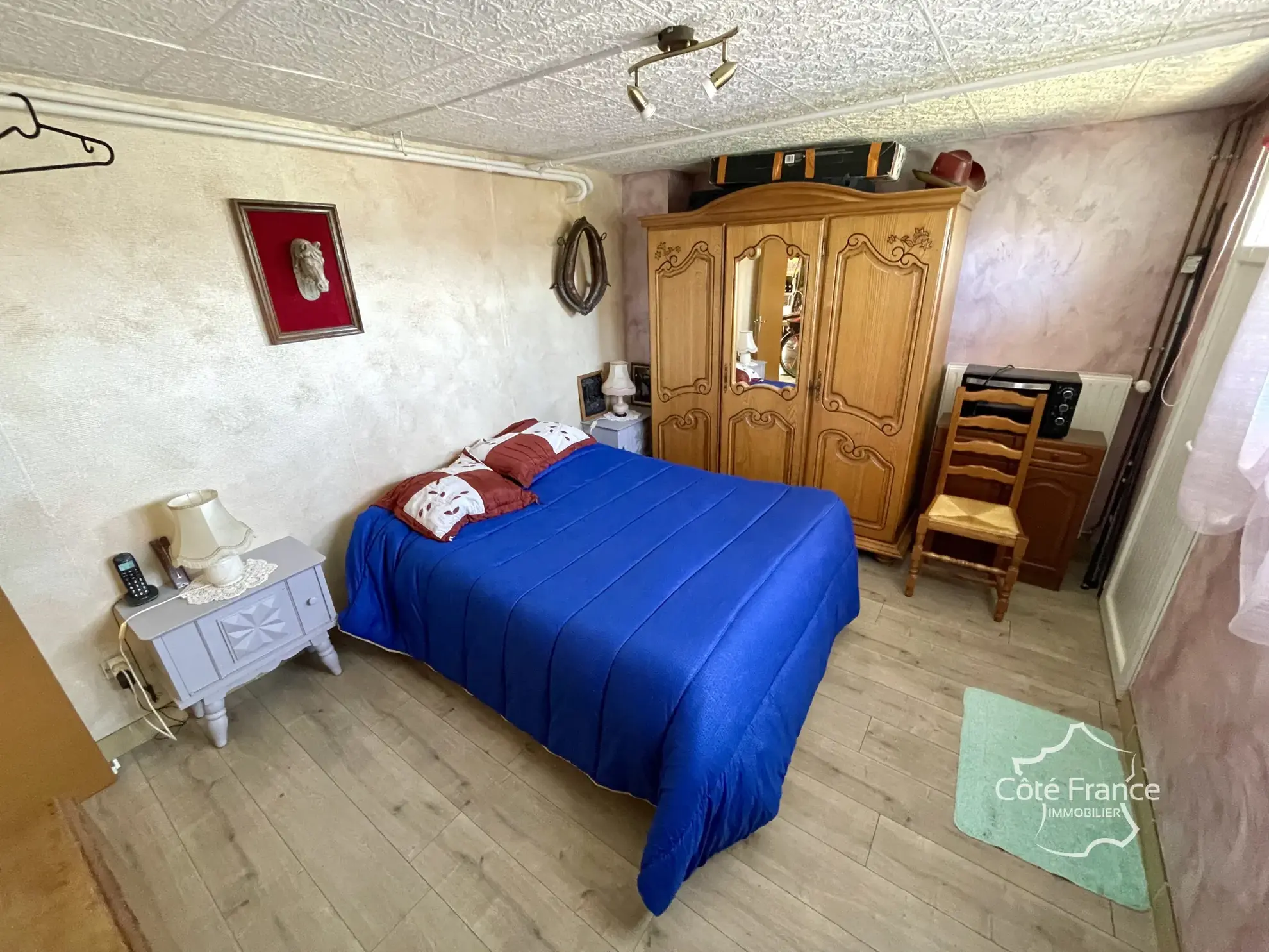 Charmante maison rénovée avec vue imprenable, panneaux solaires et grand terrain à Brosses 