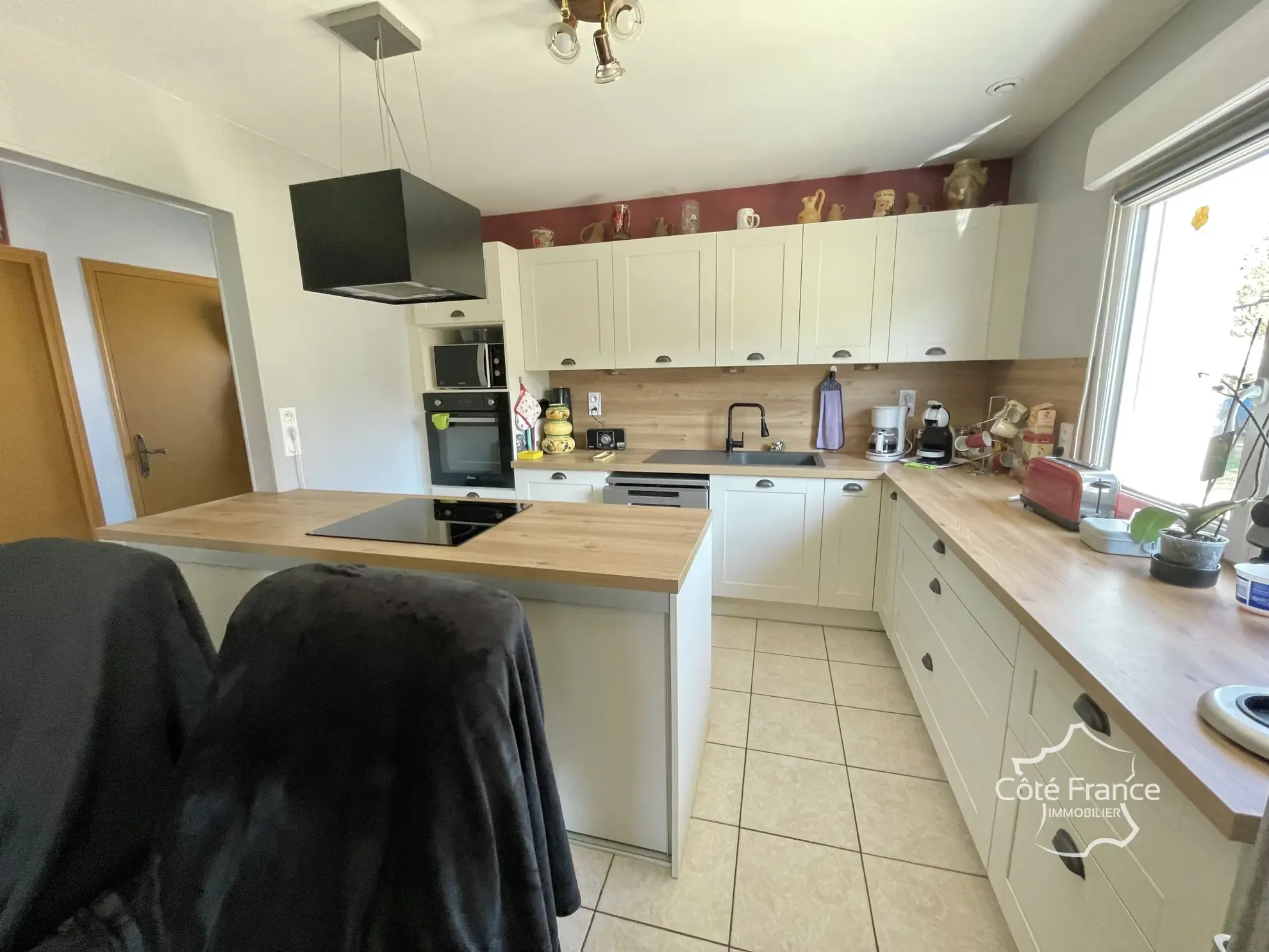 Charmante maison rénovée avec vue imprenable, panneaux solaires et grand terrain à Brosses 