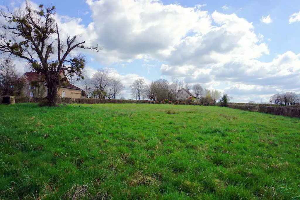 Terrain constructible de 2 347 m² proche de Paray le Monial 