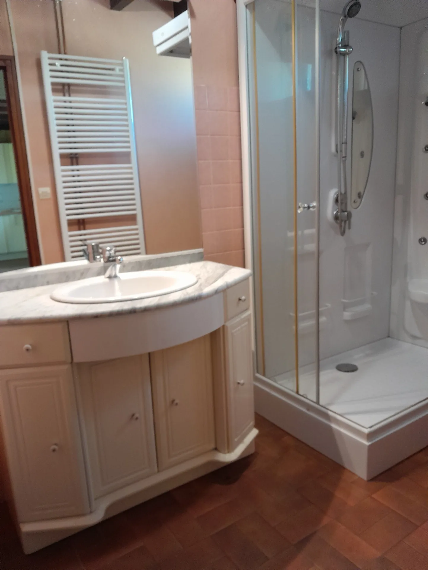 Maison de campagne de plain-pied avec garage et jardin à Lauzerte, 80m² 