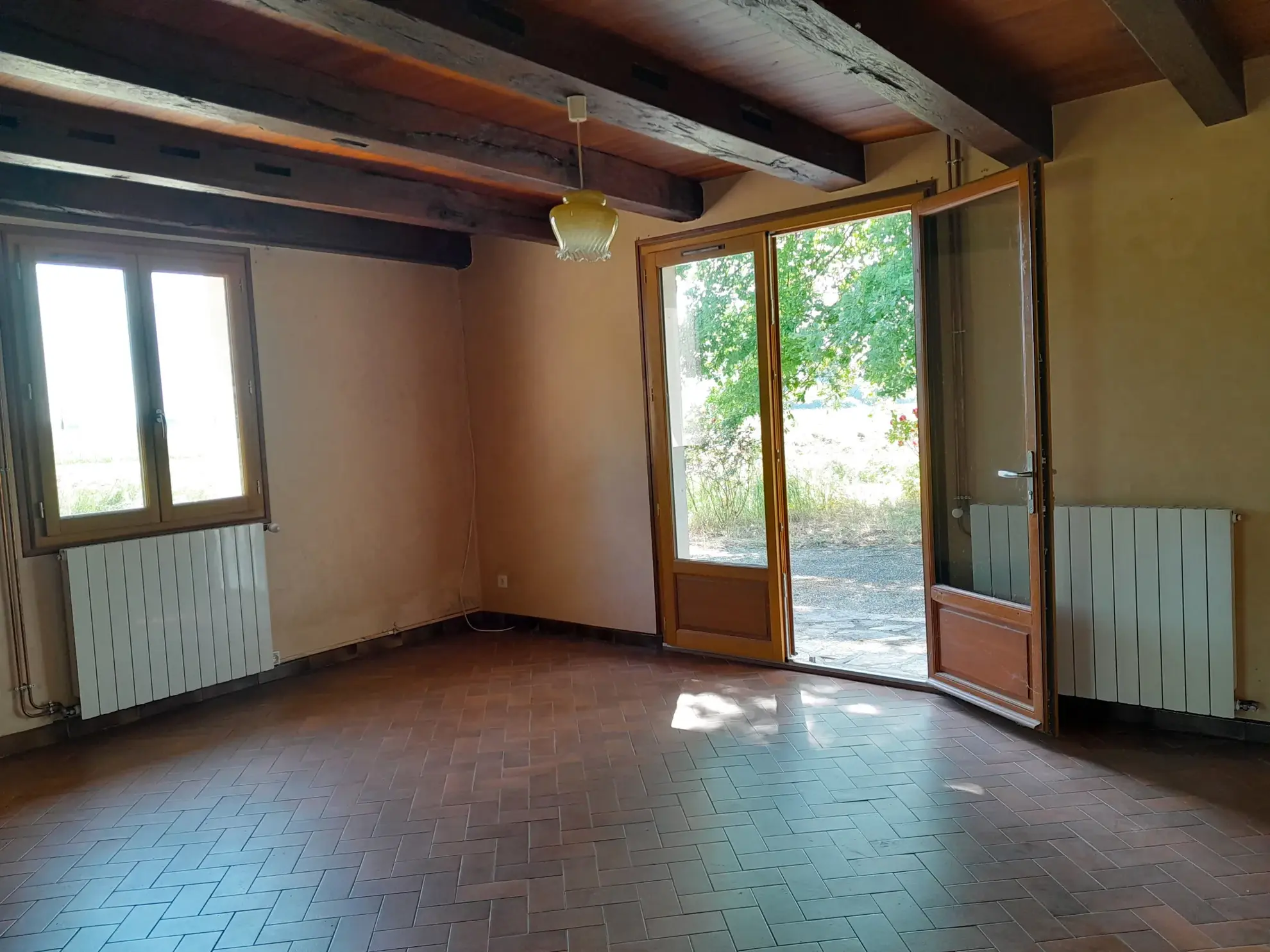 Maison de campagne de plain-pied avec garage et jardin à Lauzerte, 80m² 