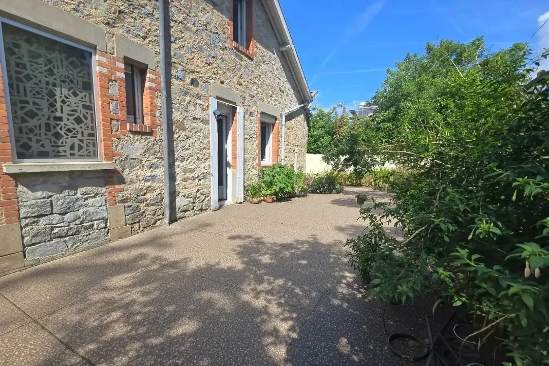 Grande maison à Panazol avec terrasse et 6 chambres, idéale pour rénovation 